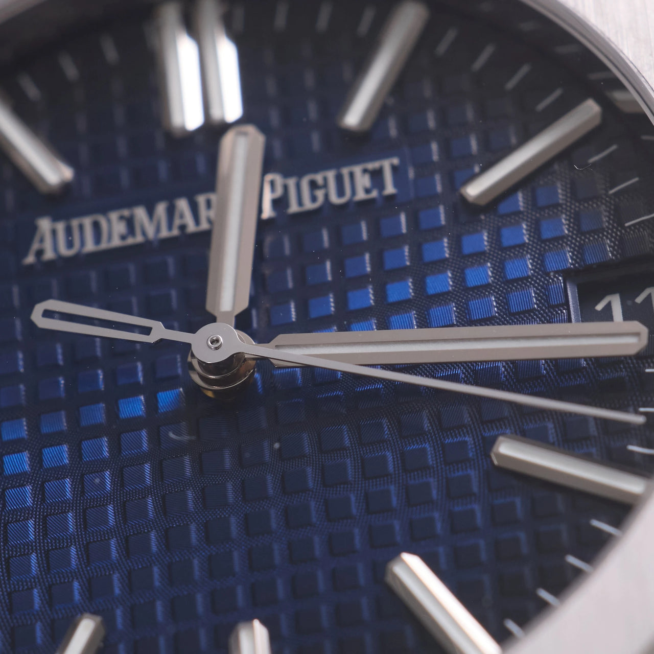 Audemars Piguet Royal Oak Selfwinding 41mm 18K White Gold Smoked Blue Dial Fixed Bezel Ref 15510BC.OO.1320BC.04 - dial texture close-up