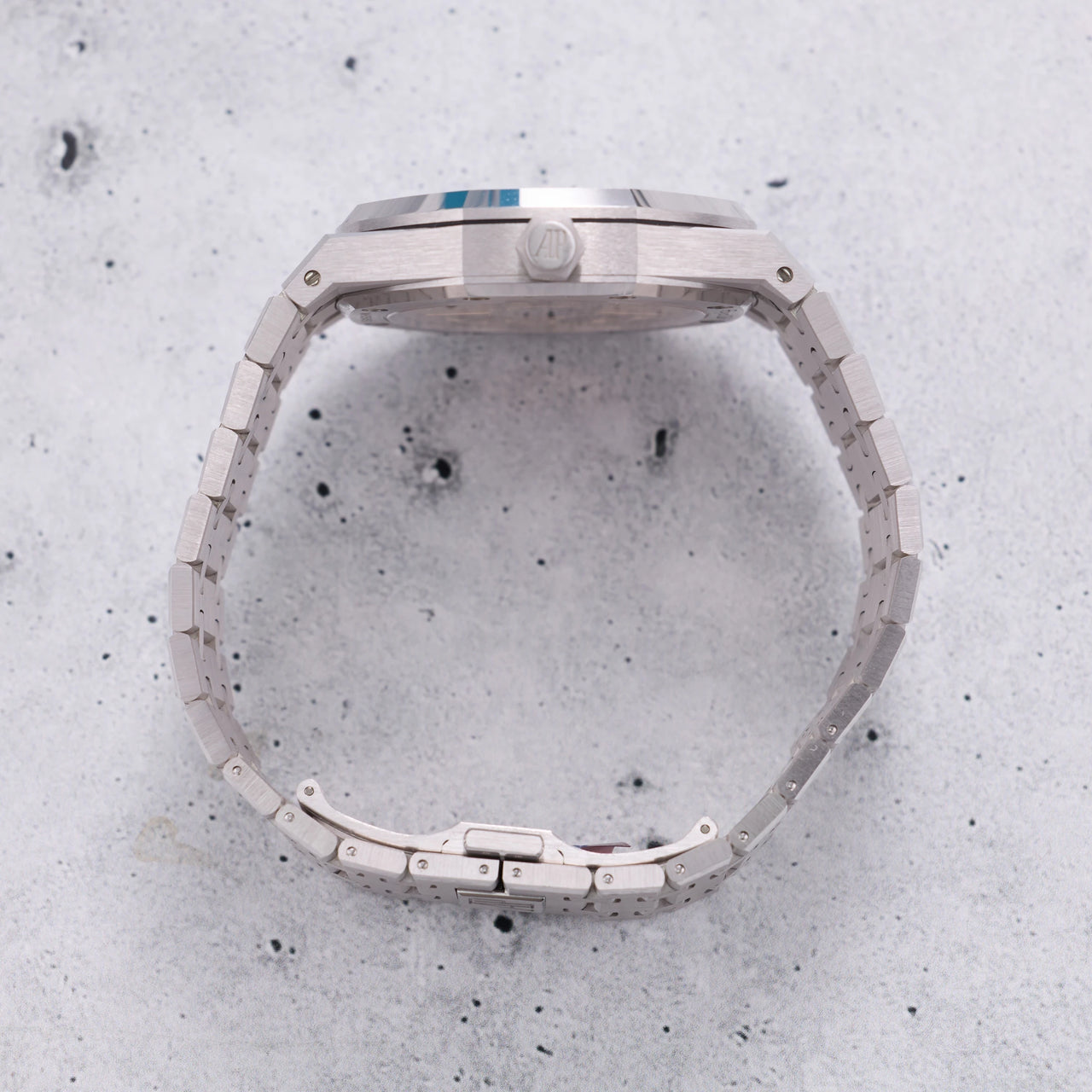 Audemars Piguet Royal Oak Selfwinding 41mm 18K White Gold Smoked Blue Dial Fixed Bezel Ref 15510BC.OO.1320BC.04 - crown side profile
