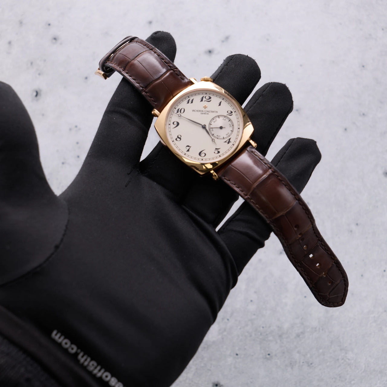 Vacheron Constantin Historiques American 1921 40mm 18K Pink Gold Silver Dial 82035/000R-9359 - dial view held in hand