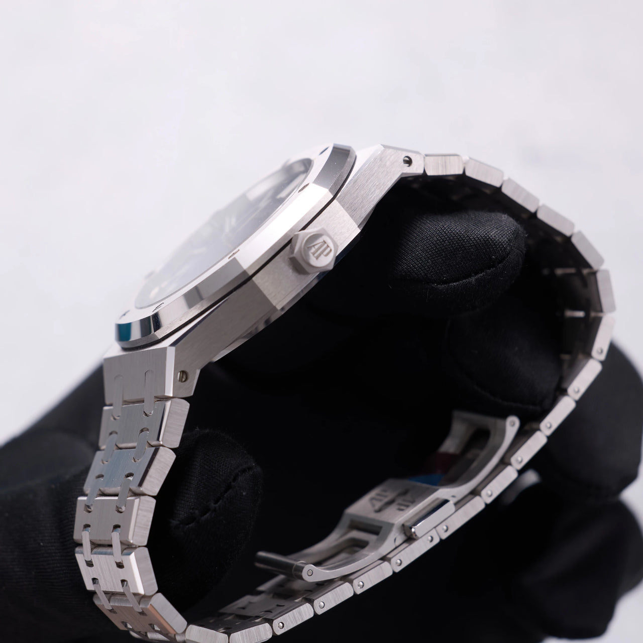 Audemars Piguet Royal Oak Selfwinding 41mm 18K White Gold Smoked Blue Dial Fixed Bezel Ref 15510BC.OO.1320BC.04 - crown side profile held in hand