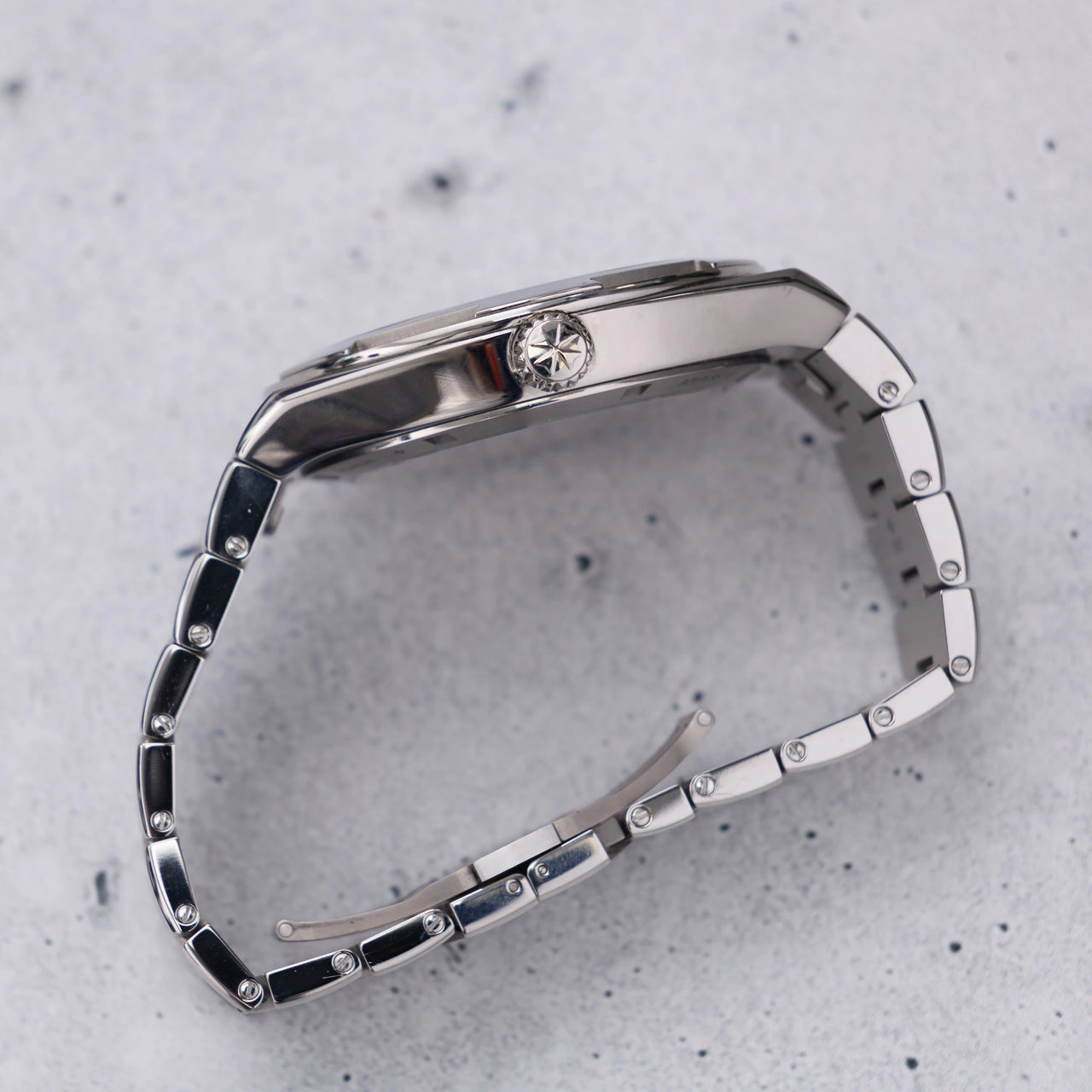 Vacheron Constantin Overseas Tourbillon Skeleton 42.5mm Titanium Skeleton Dial 6000V/210T-B935 - crown-side case profile with the titanium bracelet