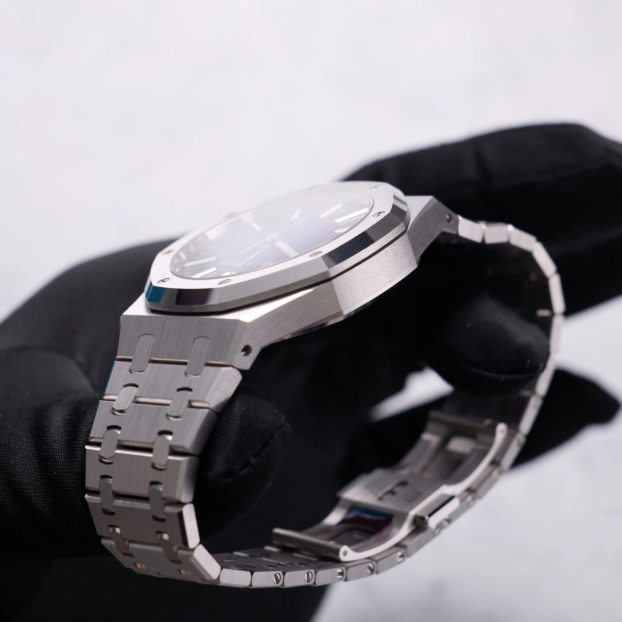 Audemars Piguet Royal Oak Selfwinding 41mm 18K White Gold Smoked Blue Dial Fixed Bezel Ref 15510BC.OO.1320BC.04 - angled crown side view held in hand