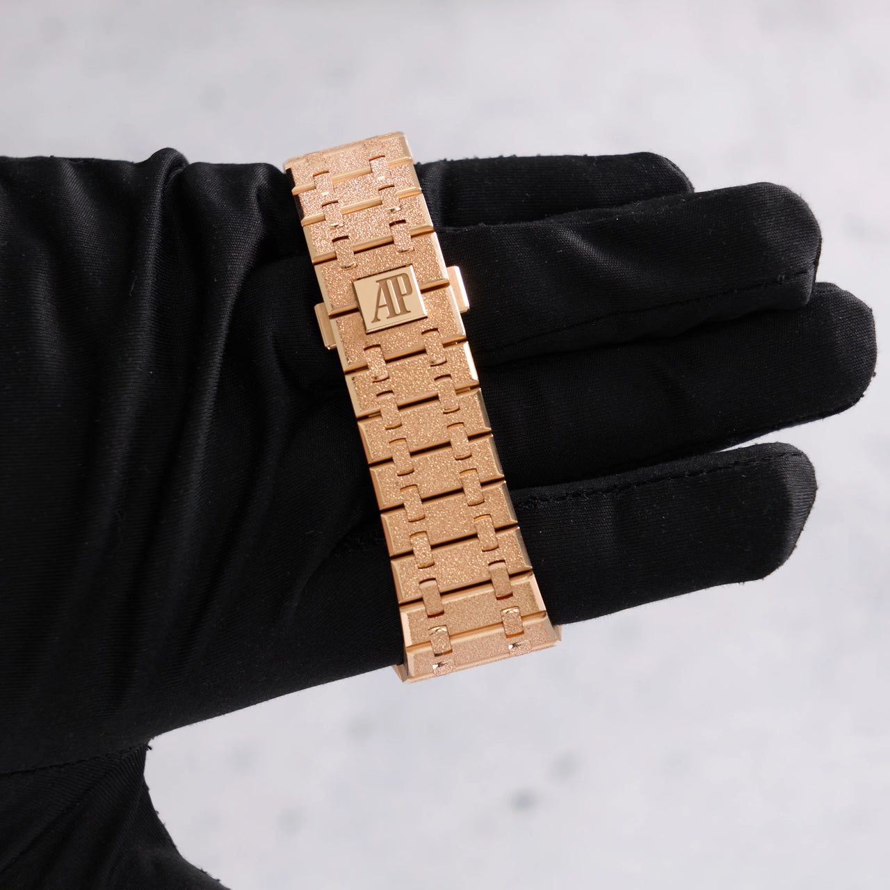 Audemars Piguet Royal Oak Double Balance Wheel Openworked 41mm Frosted Pink Gold Rainbow Bezel Ref 15412OR.YG.1224OR.01-B - hammered 18-carat pink gold bracelet detail