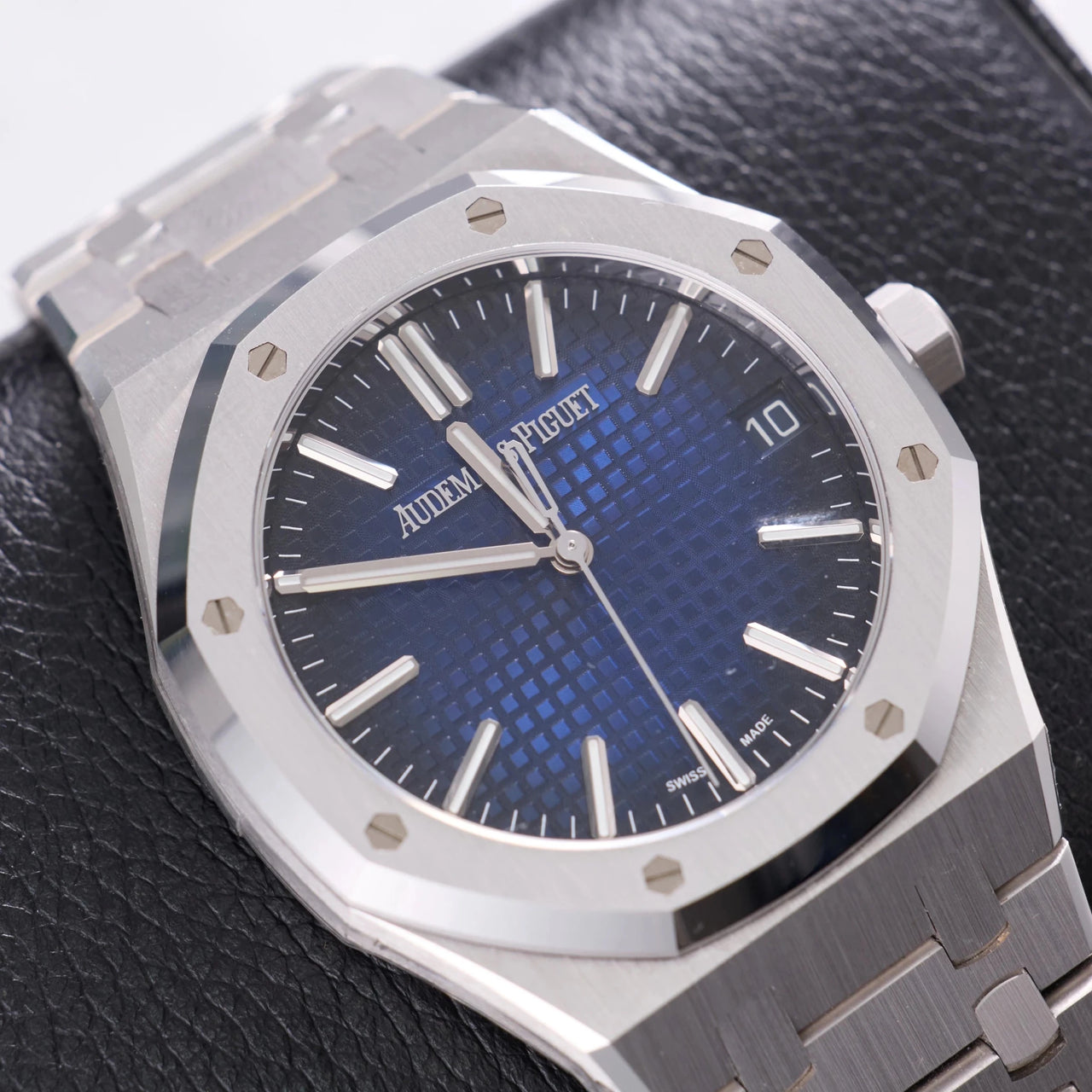 Audemars Piguet Royal Oak Selfwinding 41mm 18K White Gold Smoked Blue Dial Fixed Bezel (Ref 15510BC.OO.1320BC.04) - WatchesOff5thWatch