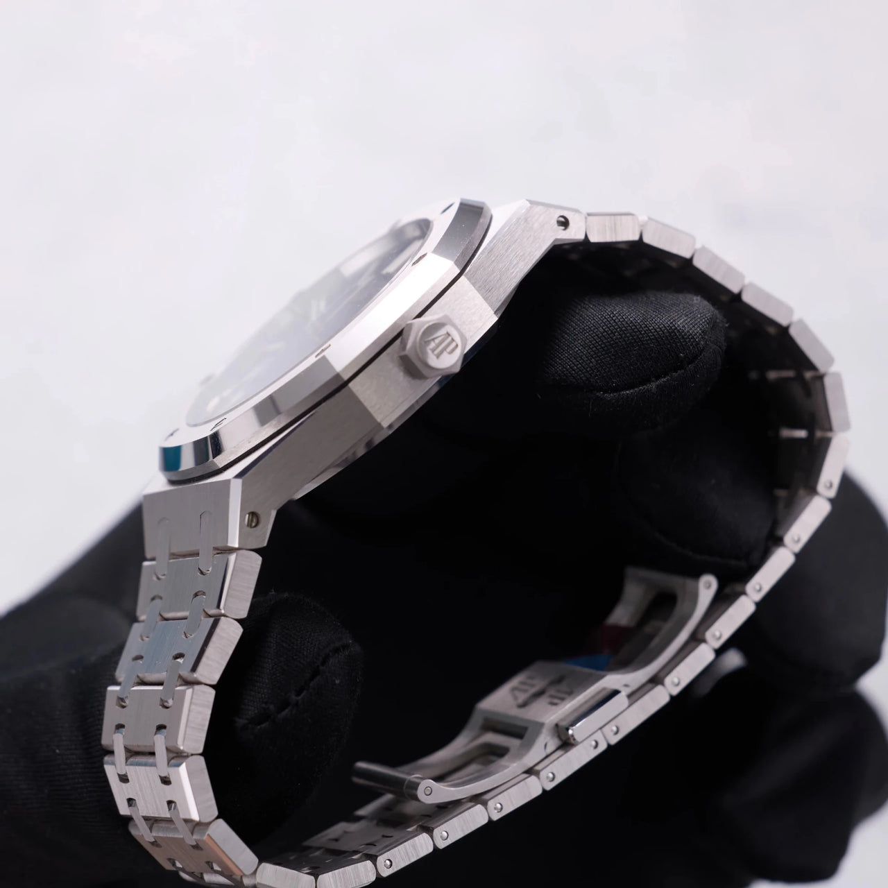 Audemars Piguet Royal Oak Selfwinding 41mm 18K White Gold Smoked Blue Dial Fixed Bezel (Ref 15510BC.OO.1320BC.04) - WatchesOff5thWatch