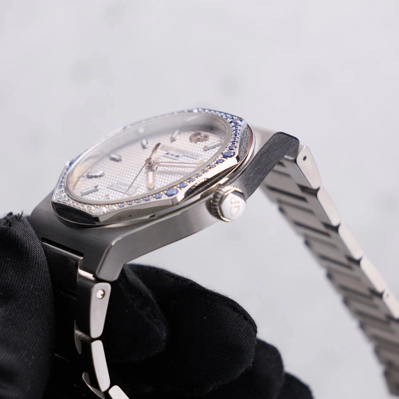 Girard-Perregaux Laureato 38mm Sapphire & Diamond — Rhodium Hobnail Dial, Stainless Steel Case & Integrated Bracelet 81005-11S3464-1CM - WatchesOff5thWristwatch