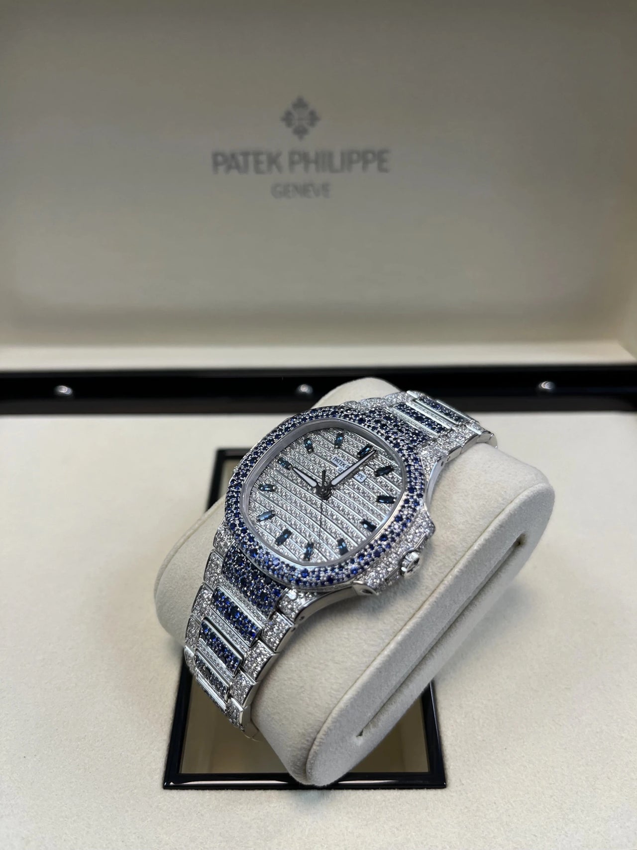 Patek Philippe Nautilus Haute Joaillerie White Gold Diamond & Sapphire 7118/1451G - 001 - WatchesOff5thWatch
