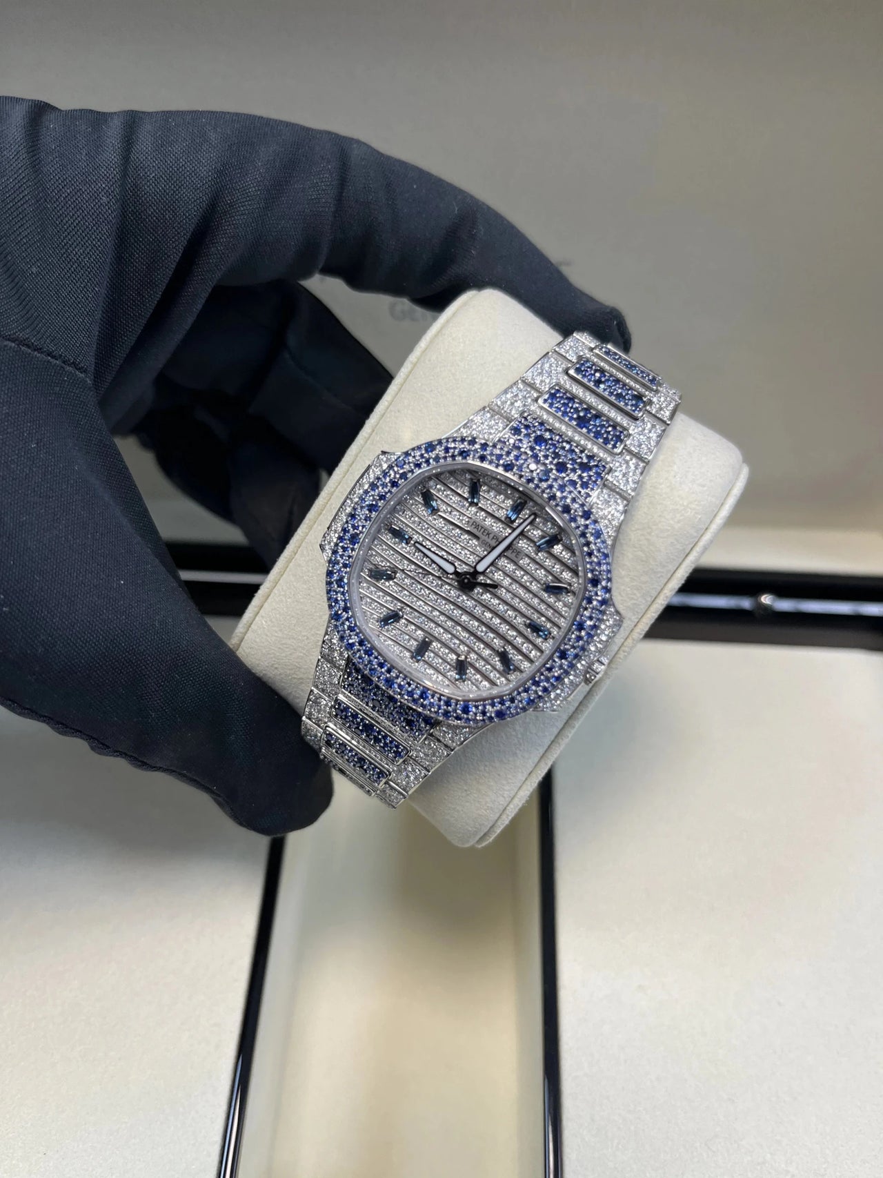 Patek Philippe Nautilus Haute Joaillerie White Gold Diamond & Sapphire 7118/1451G - 001 - WatchesOff5thWatch