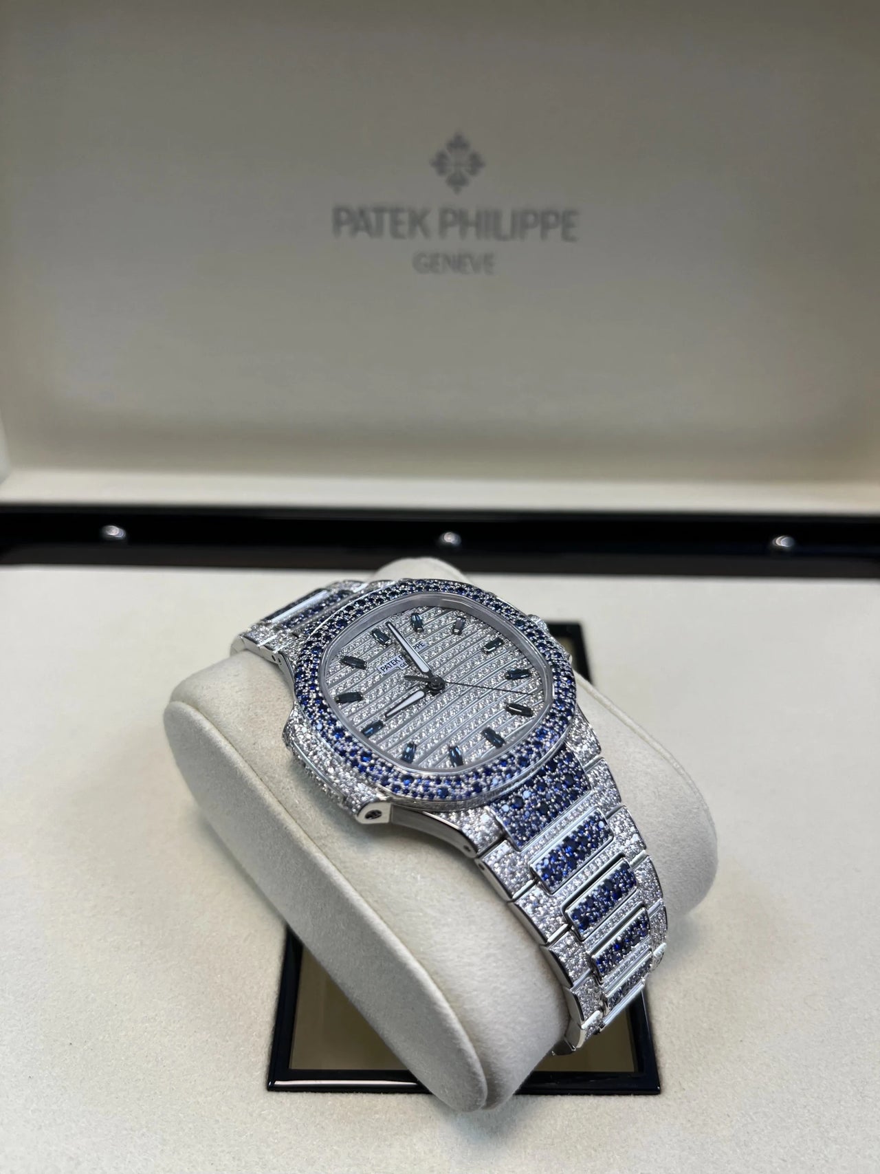 Patek Philippe Nautilus Haute Joaillerie White Gold Diamond & Sapphire 7118/1451G - 001 - WatchesOff5thWatch