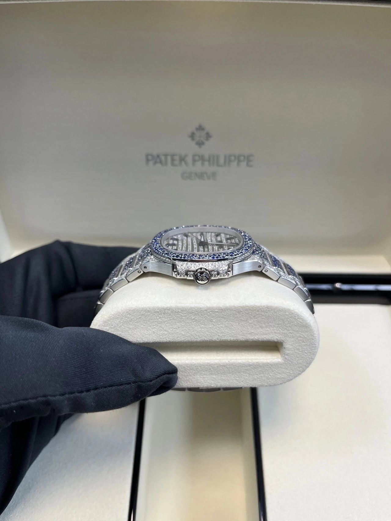 Patek Philippe Nautilus Haute Joaillerie White Gold Diamond & Sapphire 7118/1451G - 001 - WatchesOff5thWatch