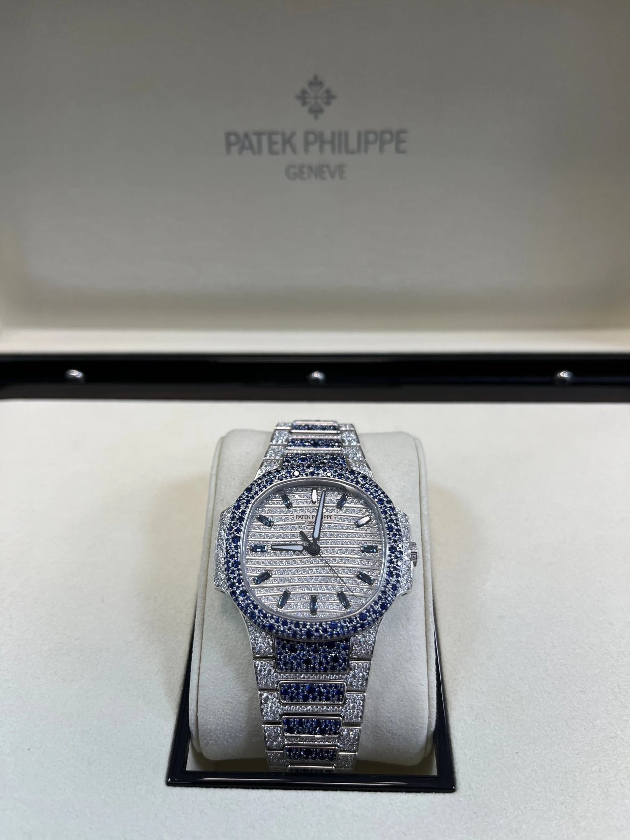 Patek Philippe Nautilus Haute Joaillerie White Gold Diamond & Sapphire 7118/1451G - 001 - WatchesOff5thWatch