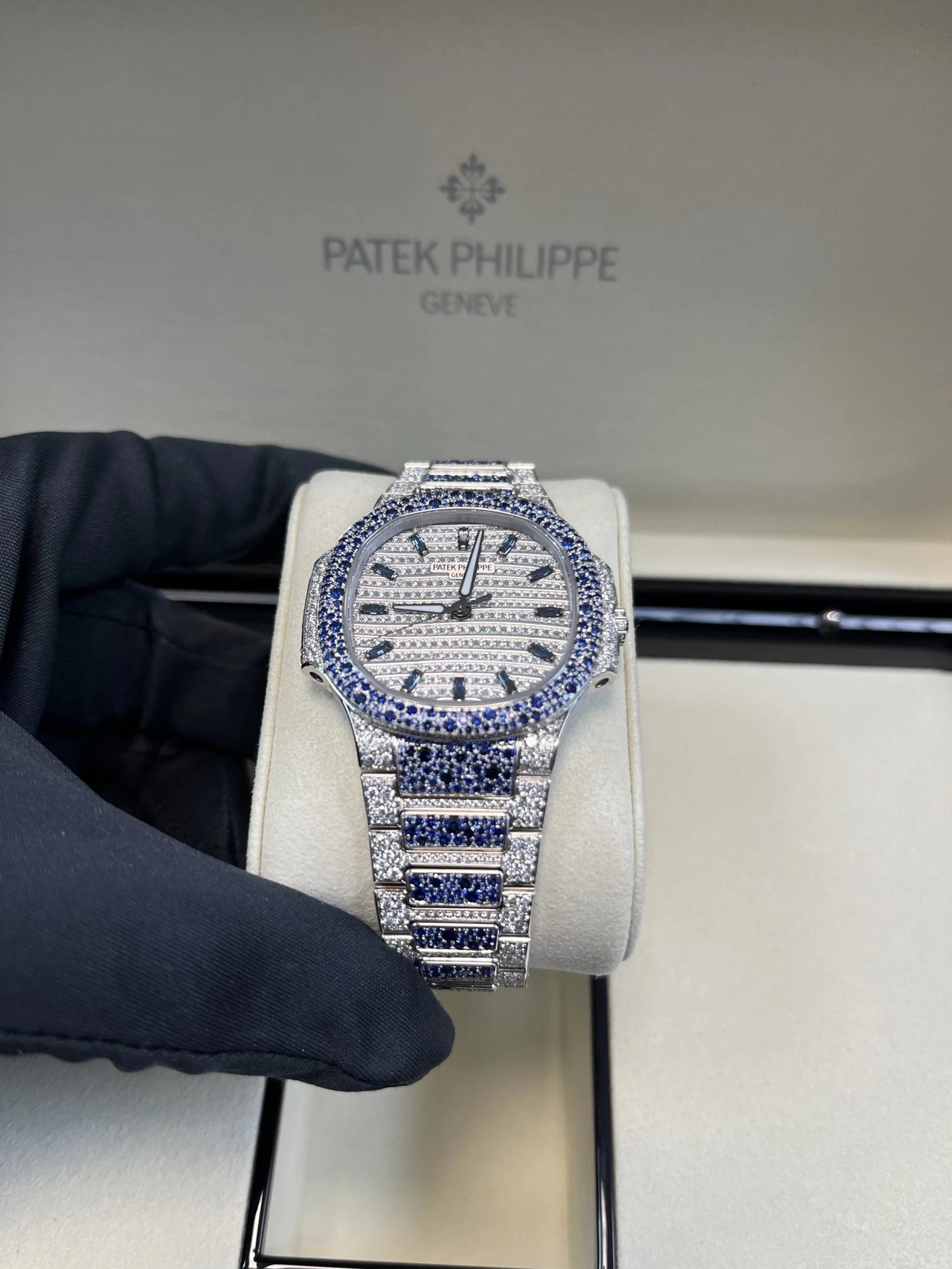 Patek Philippe Nautilus Haute Joaillerie White Gold Diamond & Sapphire 7118/1451G - 001 - WatchesOff5thWatch