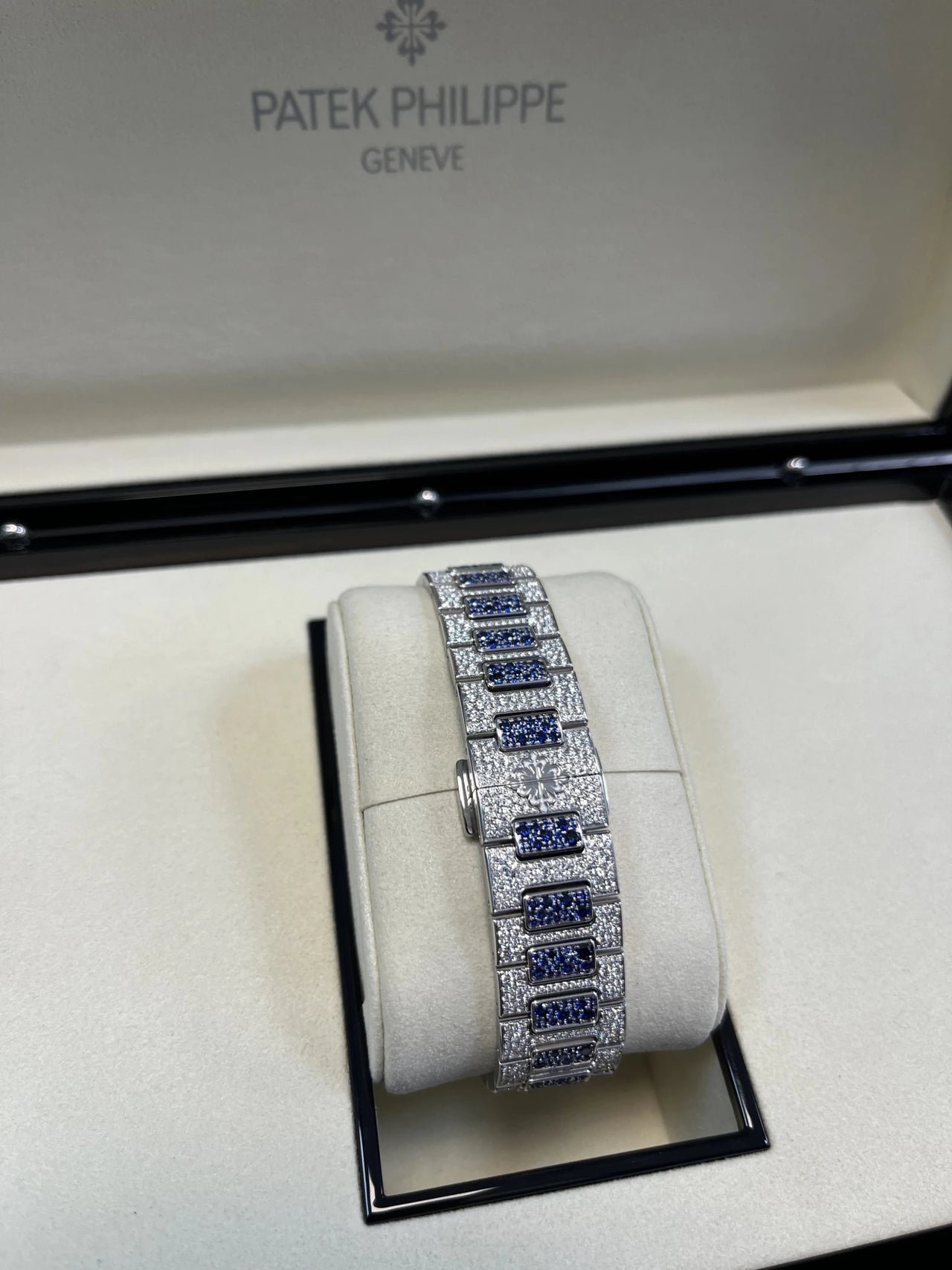 Patek Philippe Nautilus Haute Joaillerie White Gold Diamond & Sapphire 7118/1451G - 001 - WatchesOff5thWatch