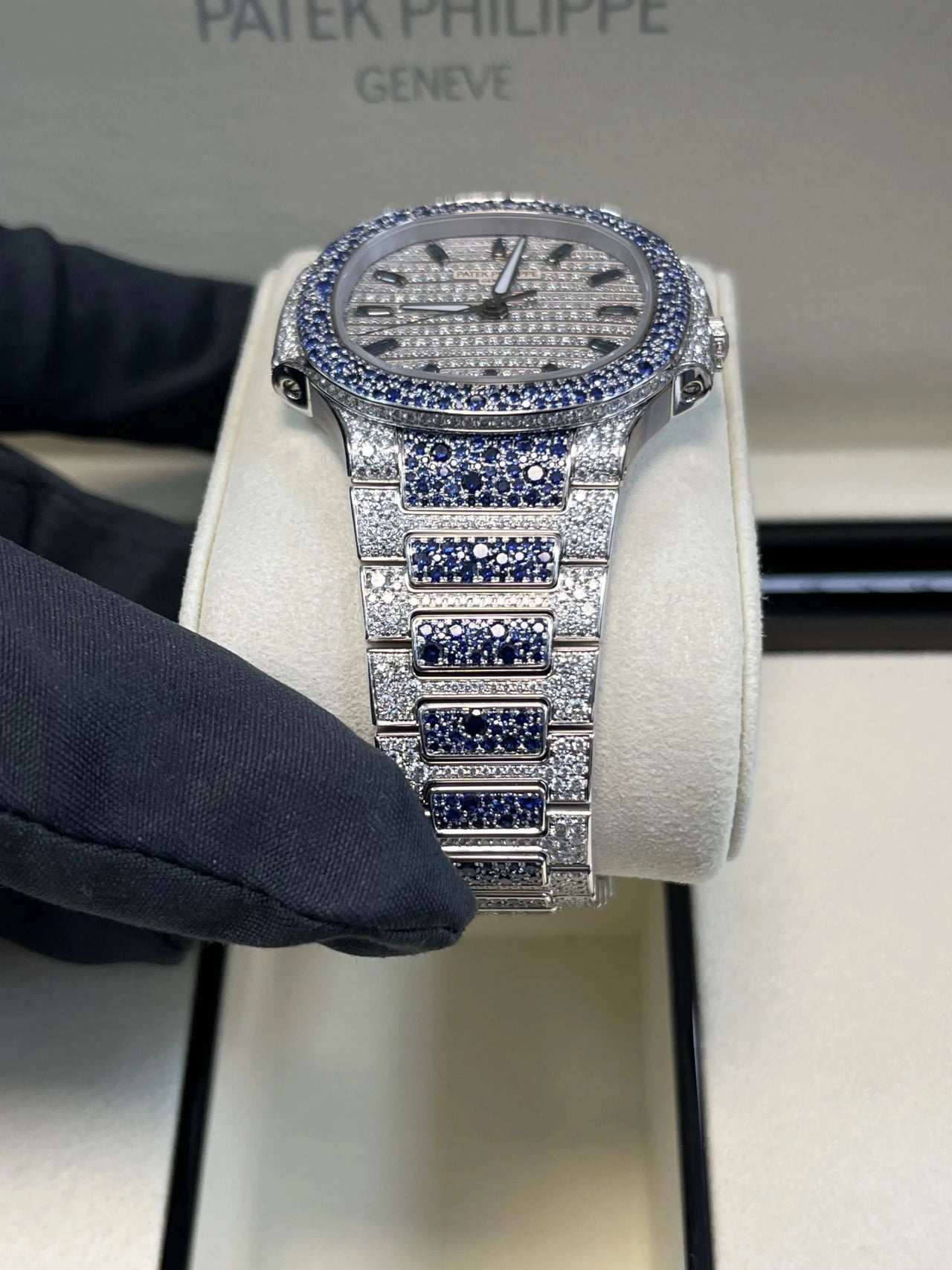 Patek Philippe Nautilus Haute Joaillerie White Gold Diamond & Sapphire 7118/1451G - 001 - WatchesOff5thWatch