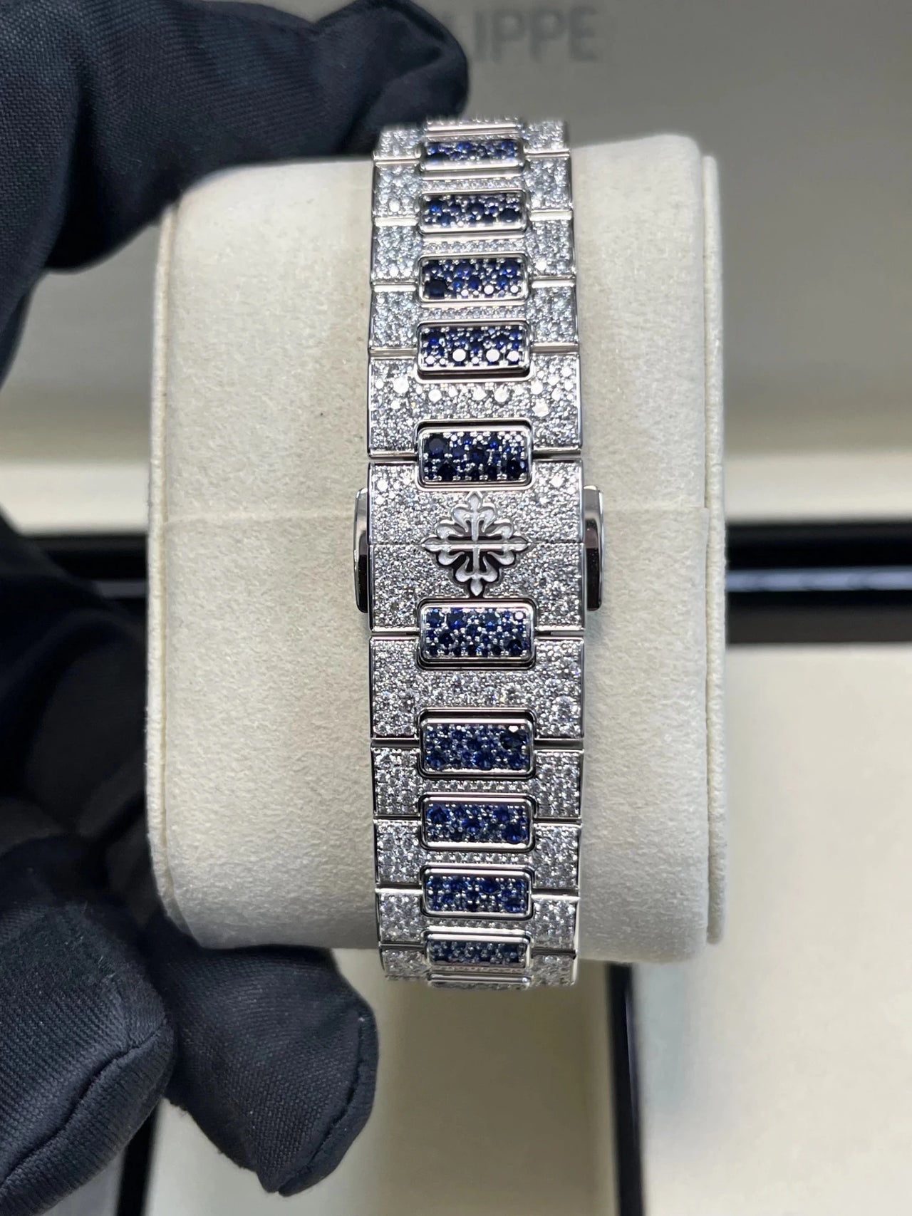 Patek Philippe Nautilus Haute Joaillerie White Gold Diamond & Sapphire 7118/1451G - 001 - WatchesOff5thWatch