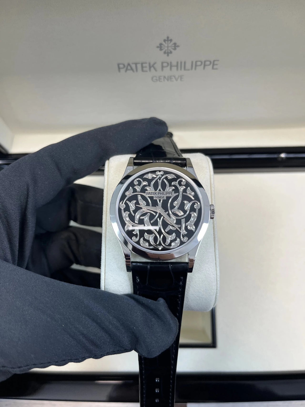 Patek Philippe Selfwinding Calatrava Platinum Handengraved Black Patek Philippe Selfwinding Calatrava Platinum Handengraved Black