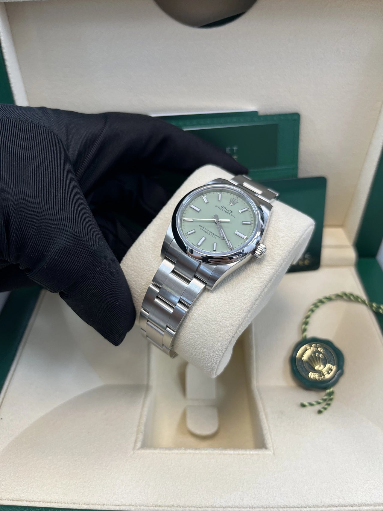 Rolex Oyster Perpetual - rolex-oyster-perpetual-31-277200-pistachio-in-hand-angle.webp