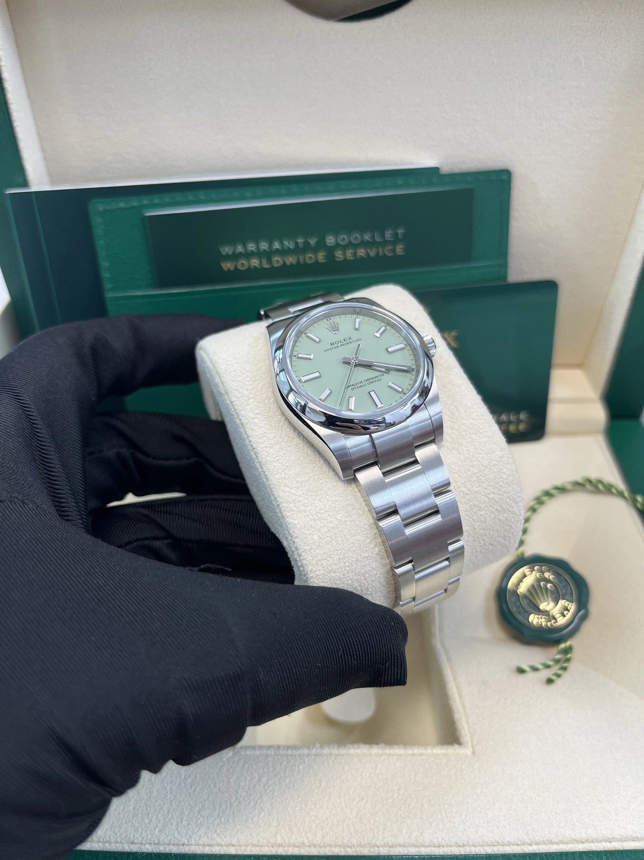 Rolex Oyster Perpetual - rolex-oyster-perpetual-31-277200-pistachio-in-hand-right.webp
