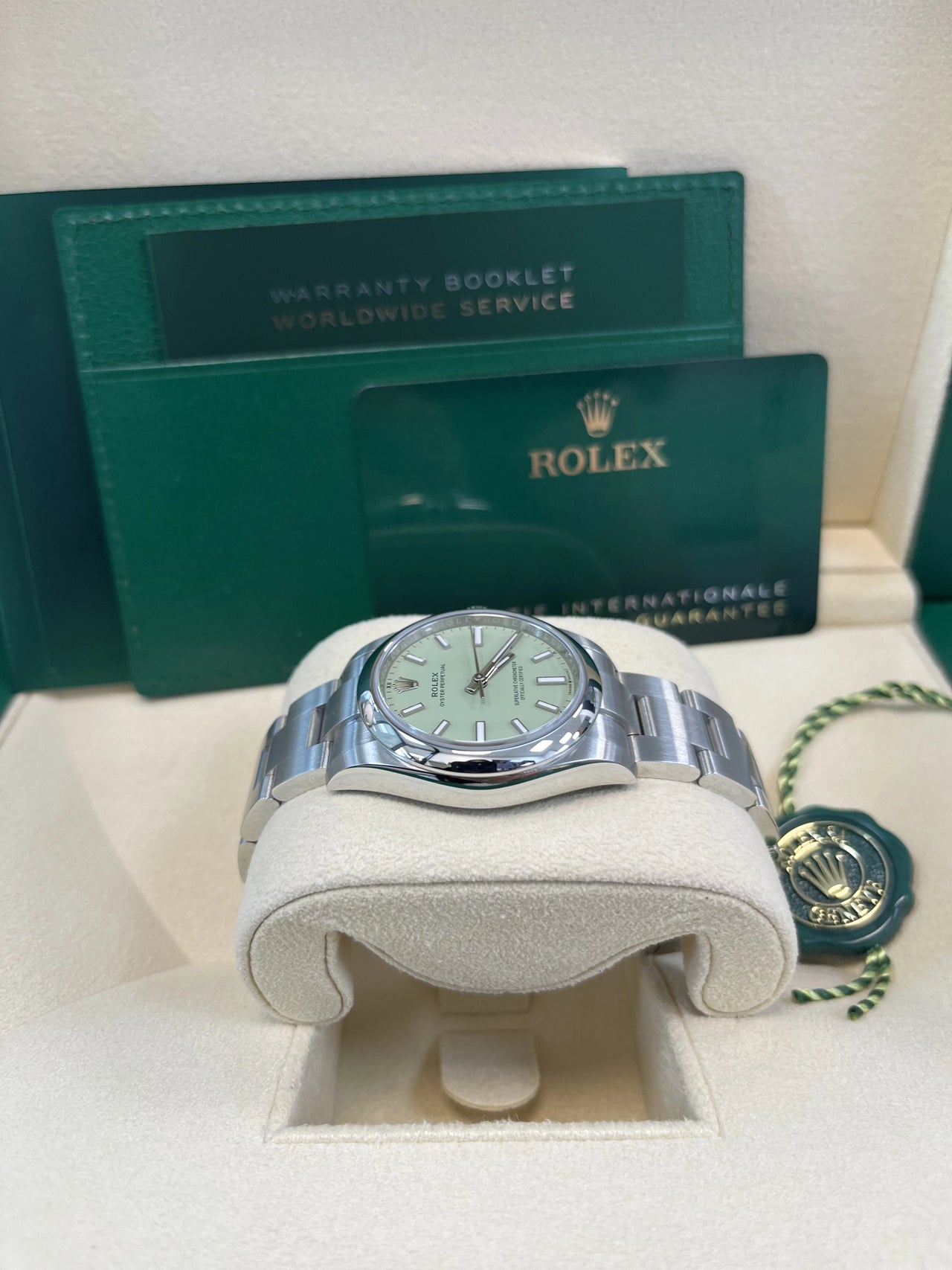 Rolex Oyster Perpetual - rolex-oyster-perpetual-31-277200-pistachio-side-no-crown.webp