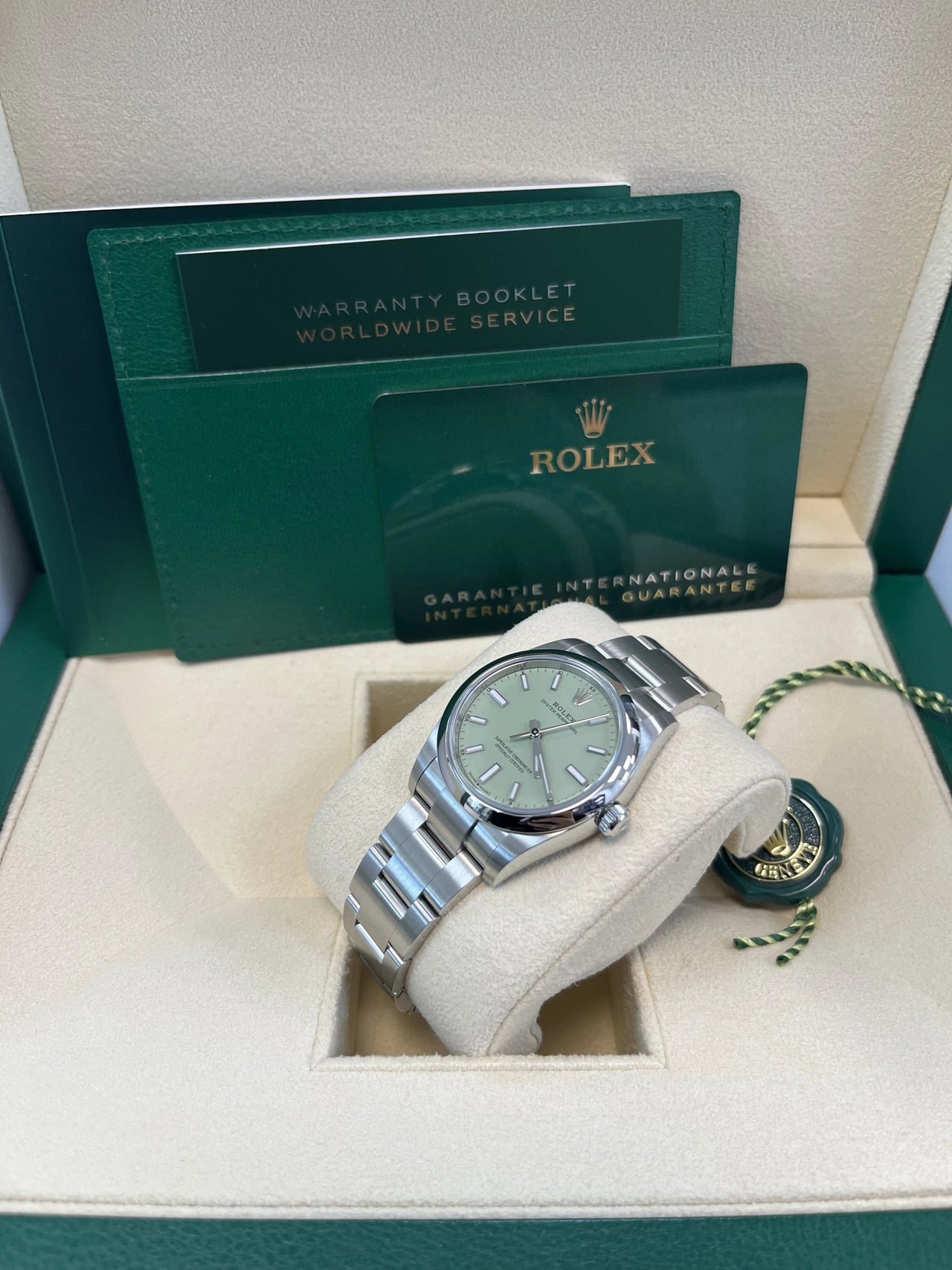 Rolex Oyster Perpetual - rolex-oyster-perpetual-31-277200-pistachio-turned-left.webp