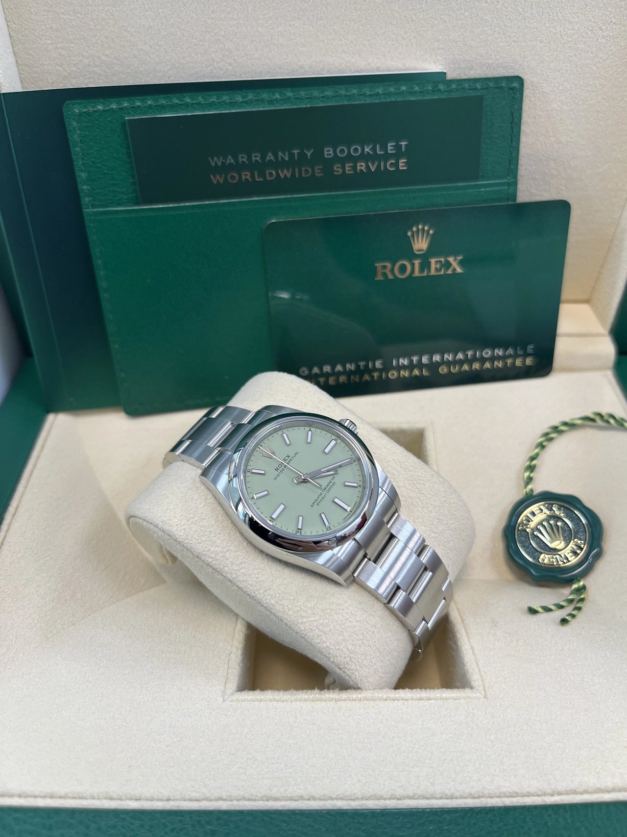 Rolex Oyster Perpetual - rolex-oyster-perpetual-31-277200-pistachio-turned-right.webp