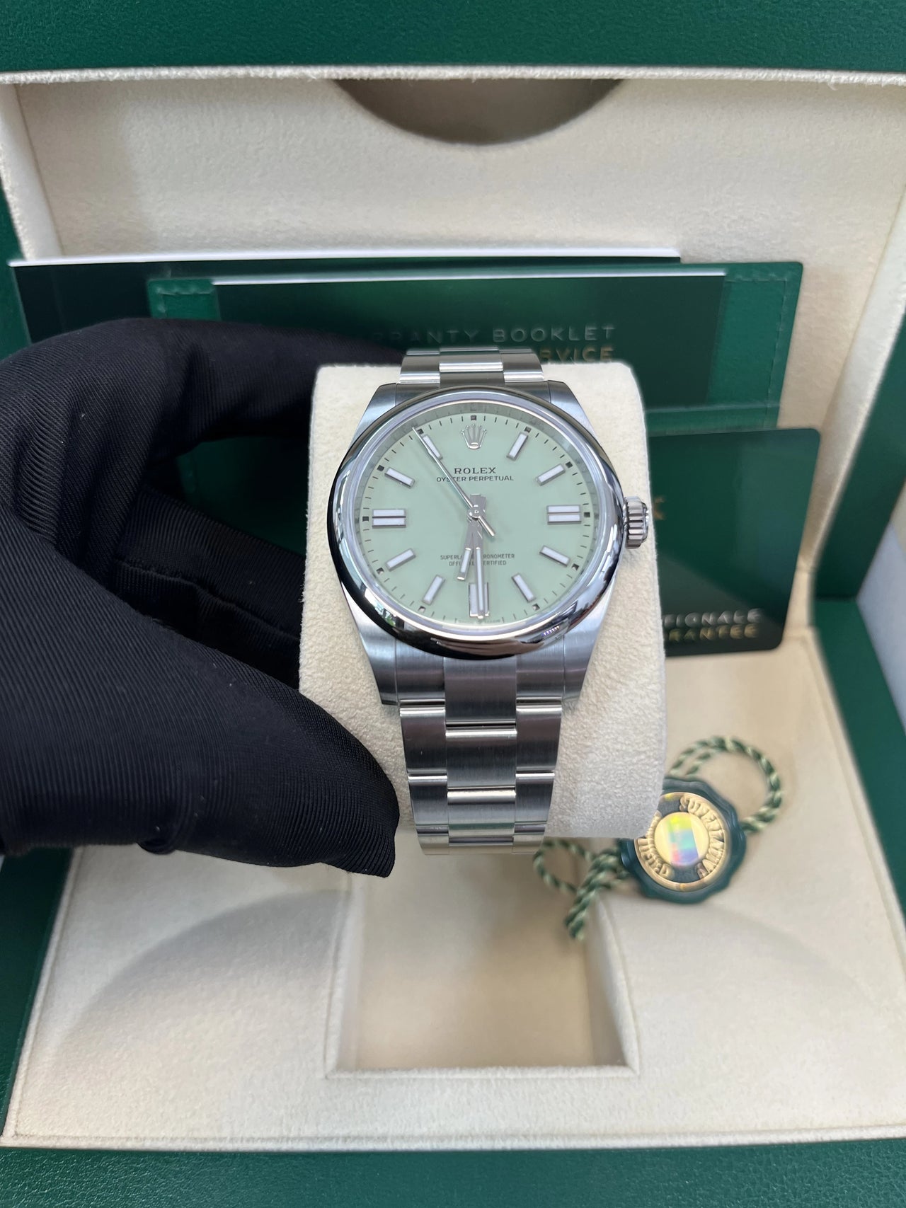 Rolex Oyster Perpetual - rolex-oyster-perpetual-34-134300-pistachio-in-hand.webp