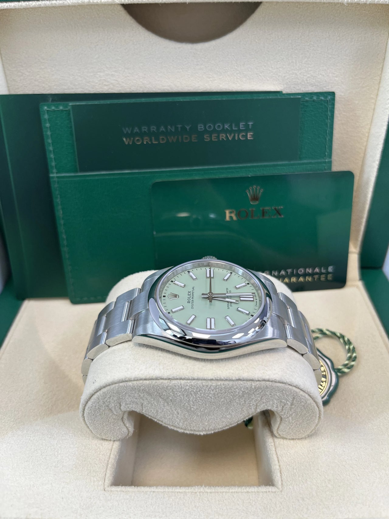 Rolex Oyster Perpetual - rolex-oyster-perpetual-34-134300-pistachio-side-no-crown.webp