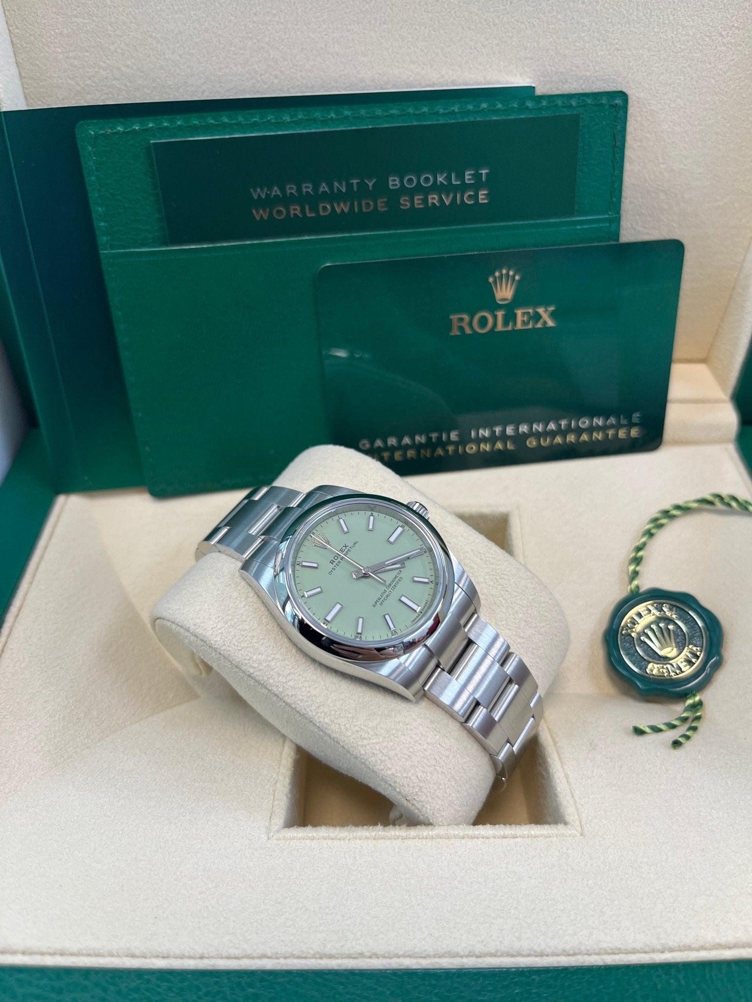 ROLEXロレックス OYSTER PERPETUAL DATE 34mmケース Rolex Oyster Perpetual 34 mm Pistachio Dial 124200 – WatchesOff5th