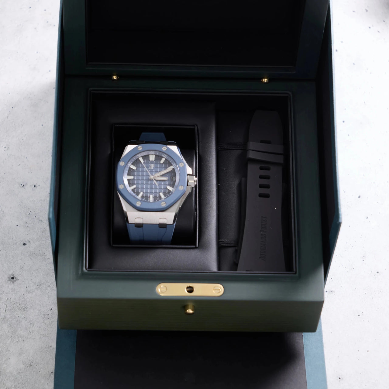 Royal Oak Offshore Selfwinding Blue Dial 43mm 15605SK.OO.A350CA.01 - WatchesOff5thWatch