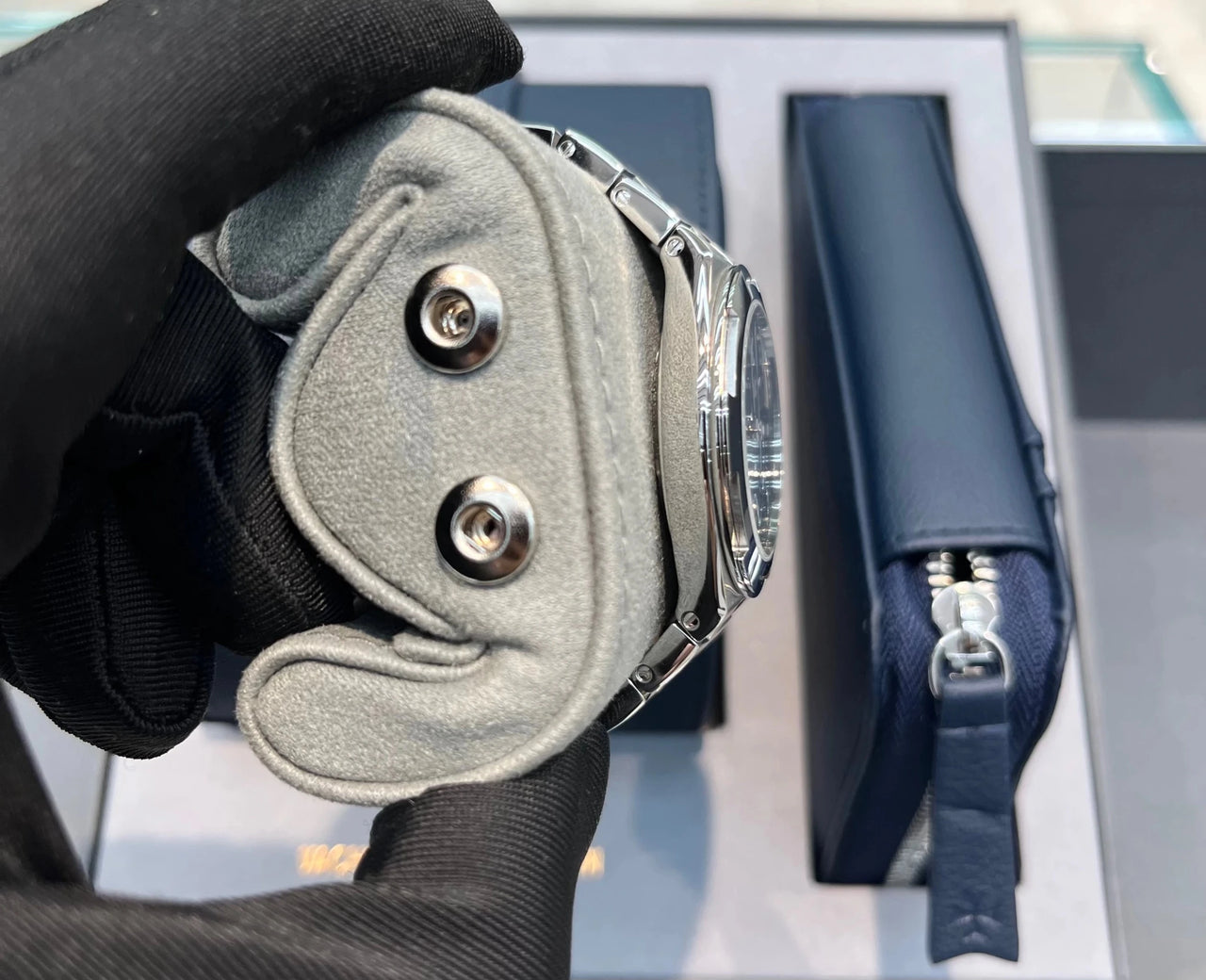Vacheron Constantin Overseas Self - Winding Stainless Steel Blue Dial (Ref 4600V/200A - B980) - WatchesOff5thWatch