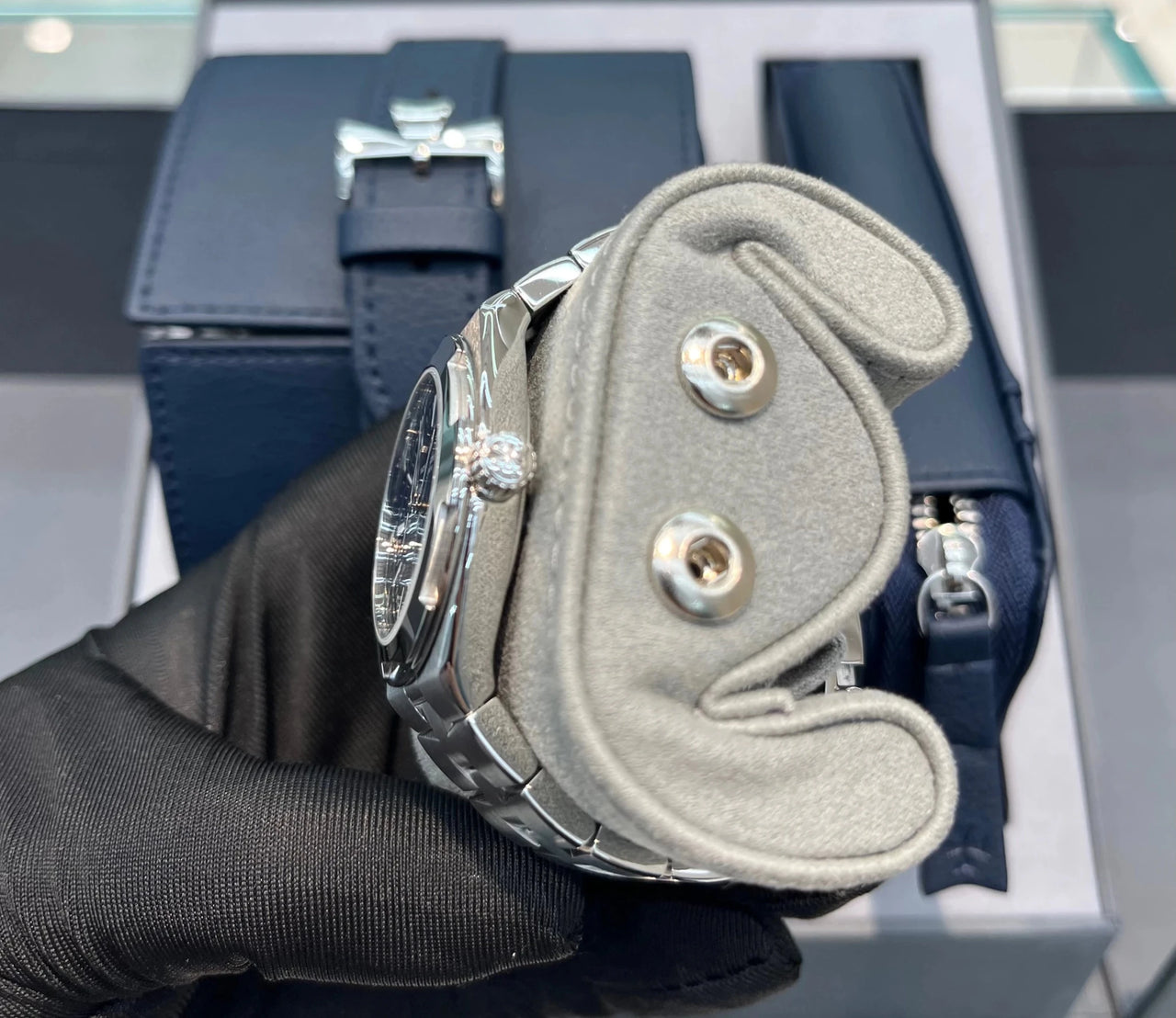 Vacheron Constantin Overseas Self - Winding Stainless Steel Blue Dial (Ref 4600V/200A - B980) - WatchesOff5thWatch