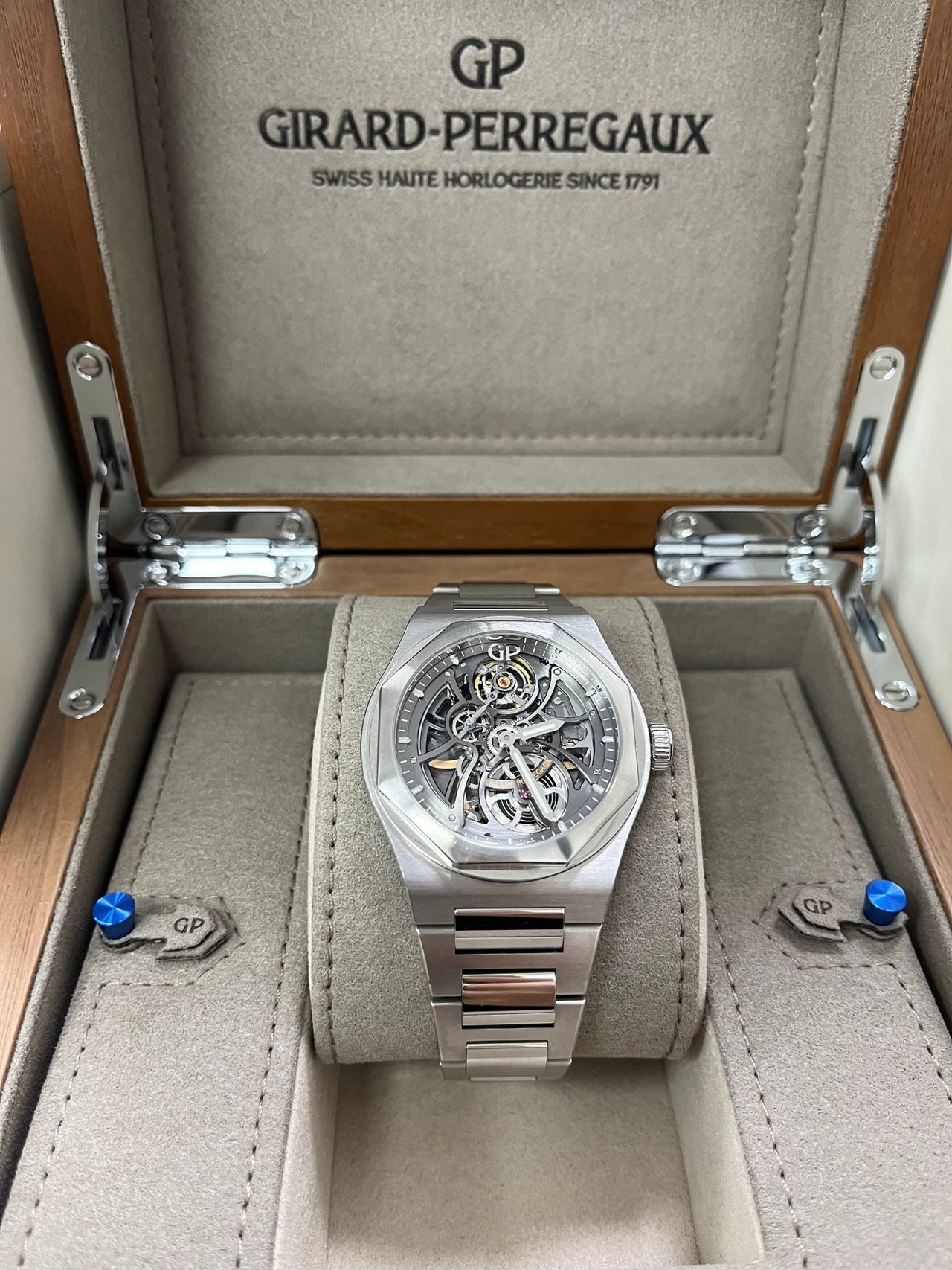 Girard Perregaux Laureato Skeleton 81015-11-001-11A - WatchesOff5th