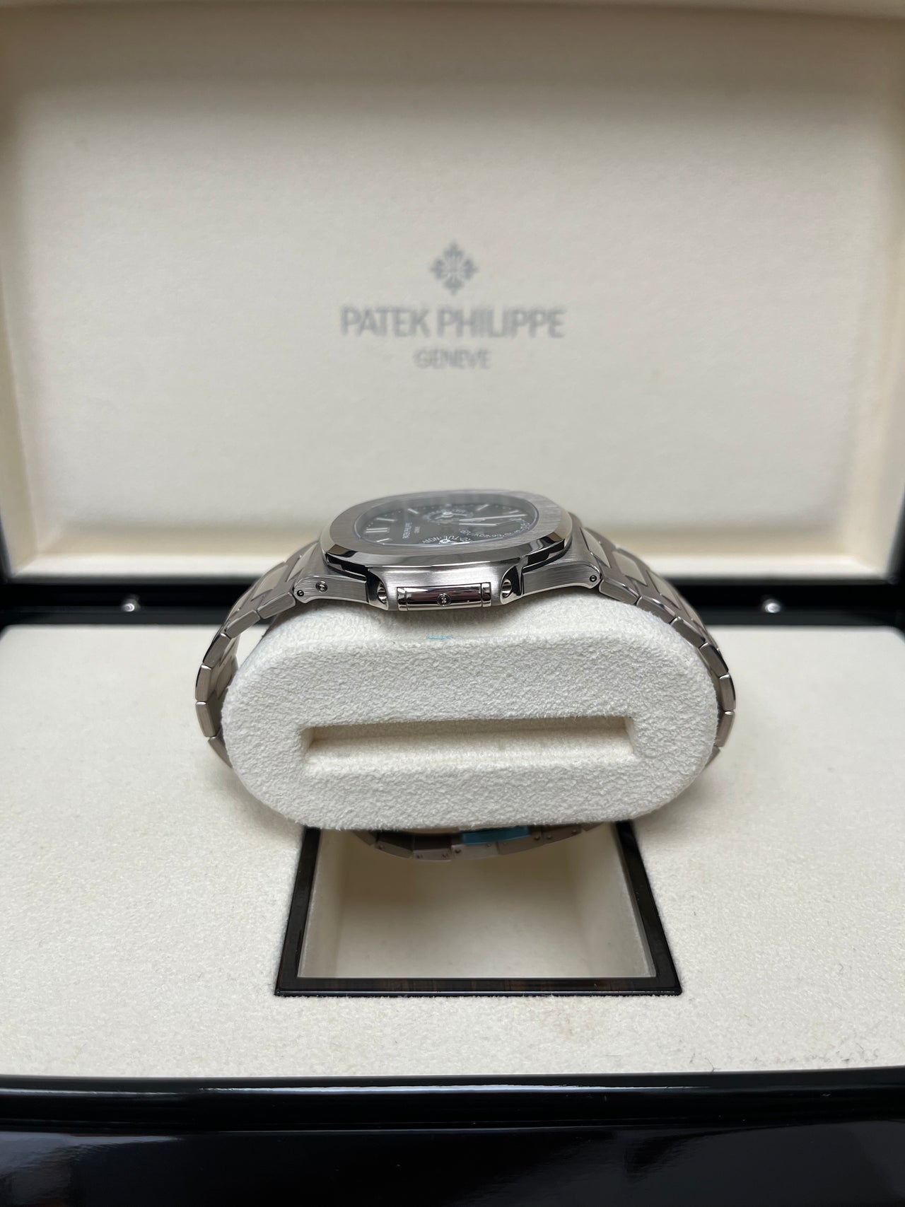 Patek Philippe Nautilus Perpetual Calendar Sunburst White Gold/ Blue Dial (Ref#5740/1G-001)