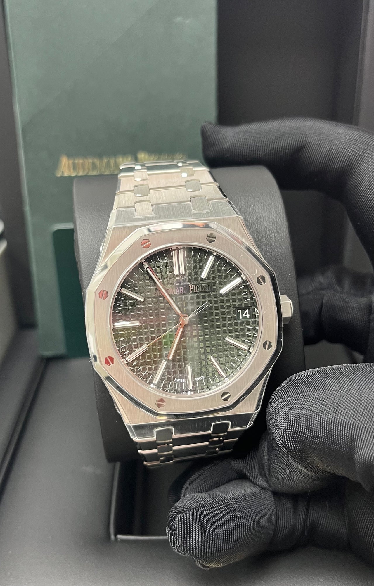 Audemars Piguet Royal Oak Selfwinding 41 mm Stainless Steel Green Dial 15510ST.OO.1320ST.09