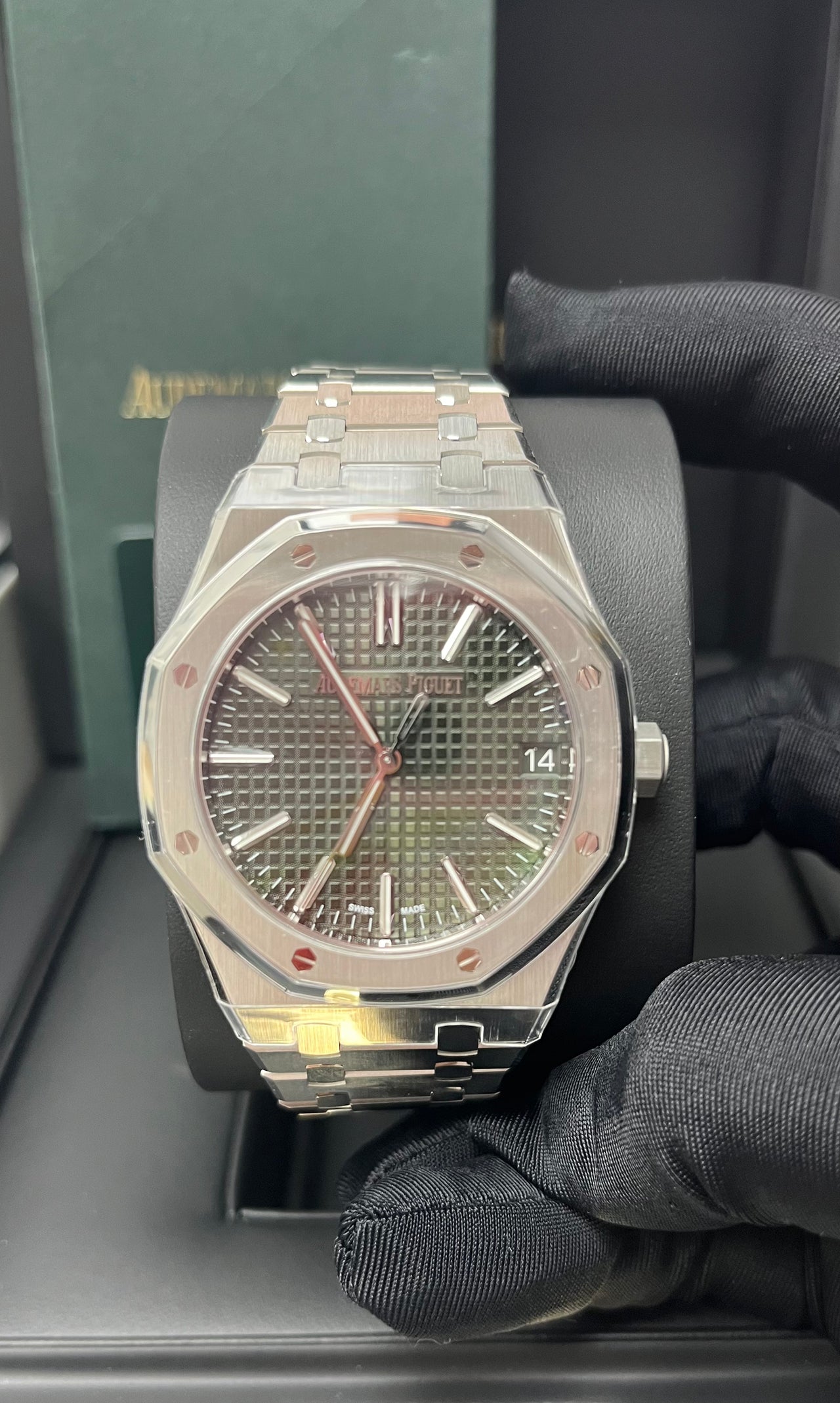 Audemars Piguet Royal Oak Selfwinding 41 mm Stainless Steel Green Dial 15510ST.OO.1320ST.09