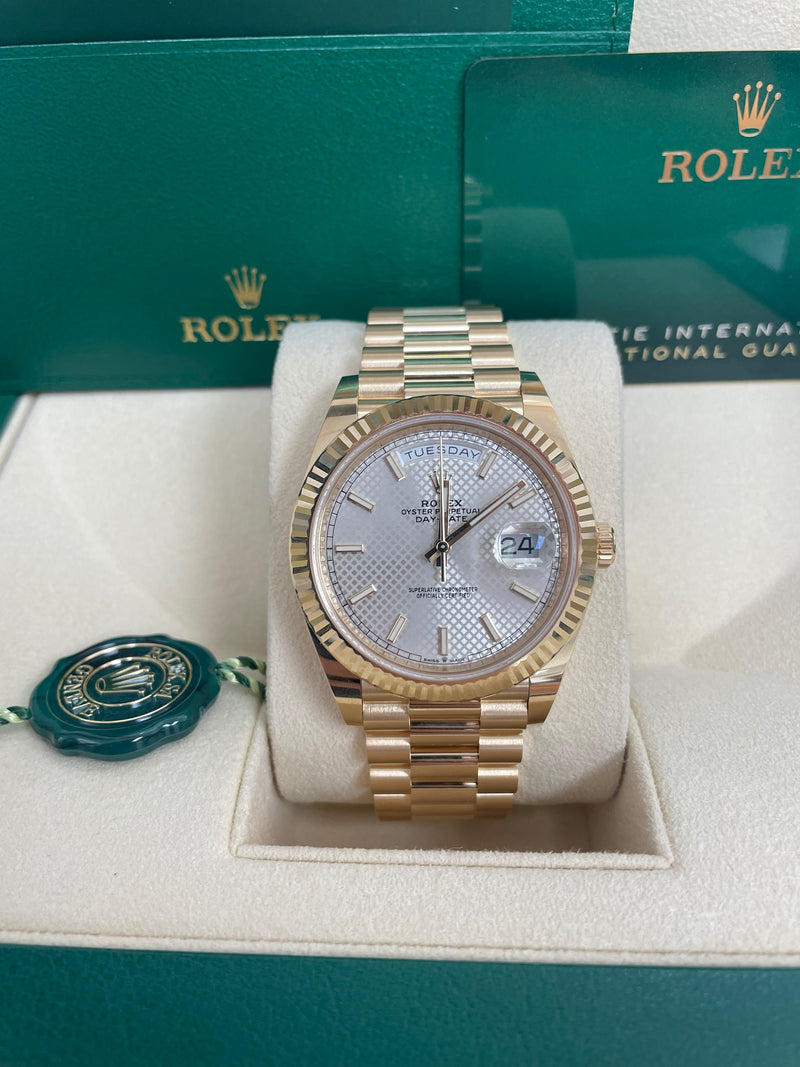 Rolex day date 40 yellow gold silver dial best sale