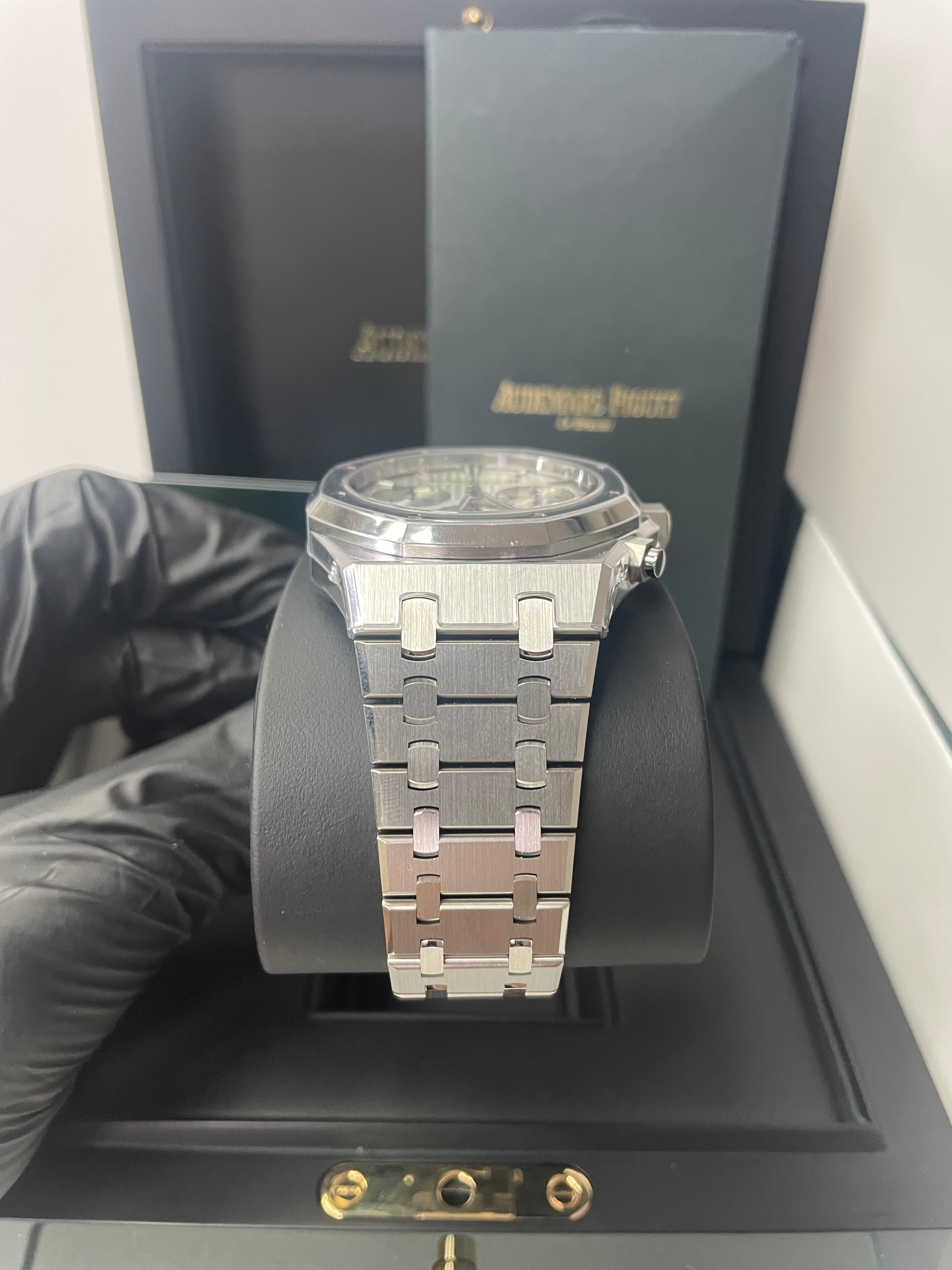 Audemars Piguet ROYAL OAK SELFWINDING CHRONOGRAPH “50TH ANNIVERSARY” STEEL BRACELET WHITE DIAL (Ref # 26240ST.OO.1320ST.03)