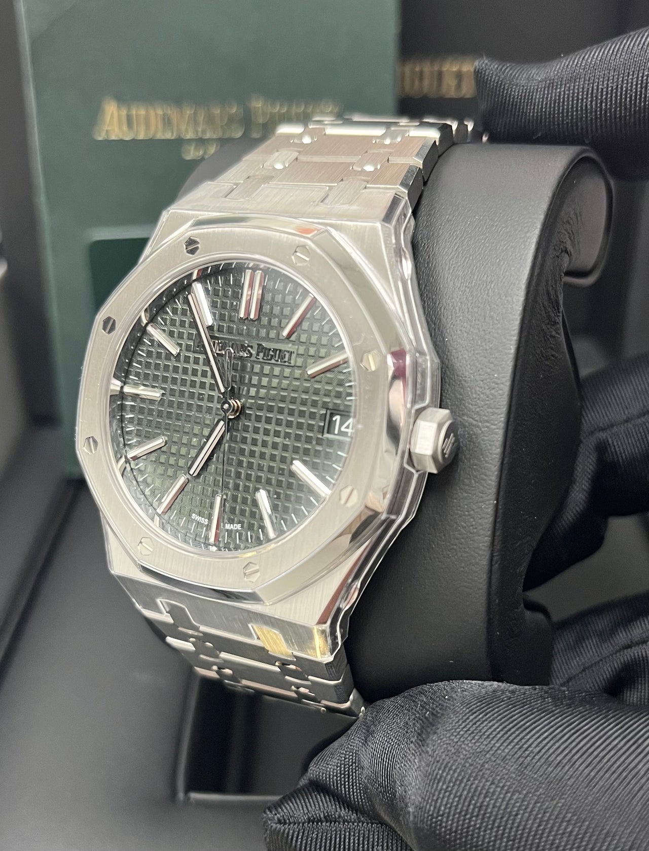 Audemars Piguet Royal Oak Selfwinding 41 mm Stainless Steel Green Dial 15510ST.OO.1320ST.09