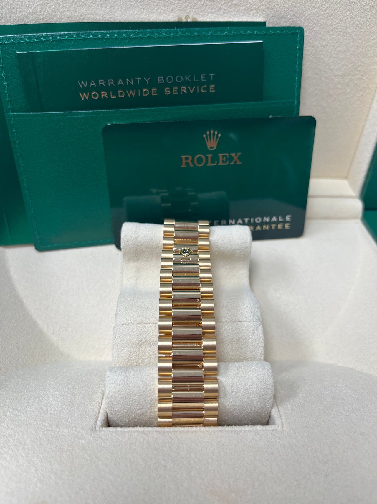 Rolex Day-Date 40 Yellow Gold Day-Date 40 Watch - Fluted Bezel - Onyx Dial - President Bracelet 228238