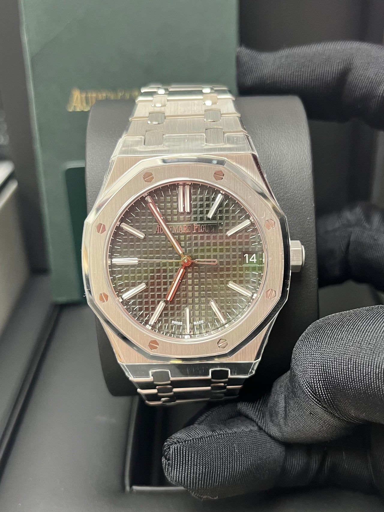 Audemars Piguet Royal Oak Selfwinding 41 mm Stainless Steel Green Dial 15510ST.OO.1320ST.09