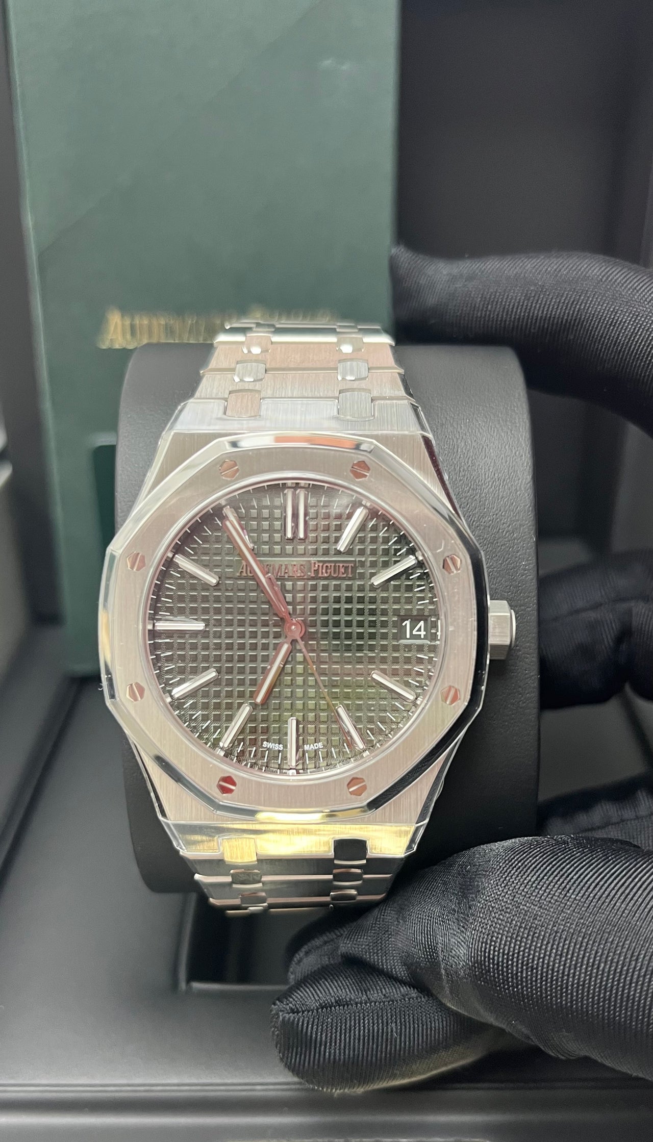 Audemars Piguet Royal Oak Selfwinding 41 mm Stainless Steel Green Dial 15510ST.OO.1320ST.09