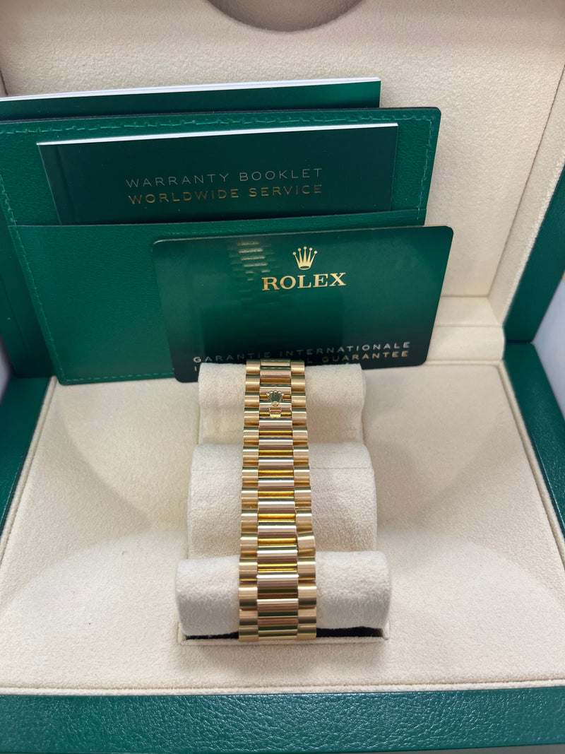 Rolex Day-Date 40 18k Yellow Gold - Baguette Diamond Dial - Fluted Bezel (Ref# 228238)