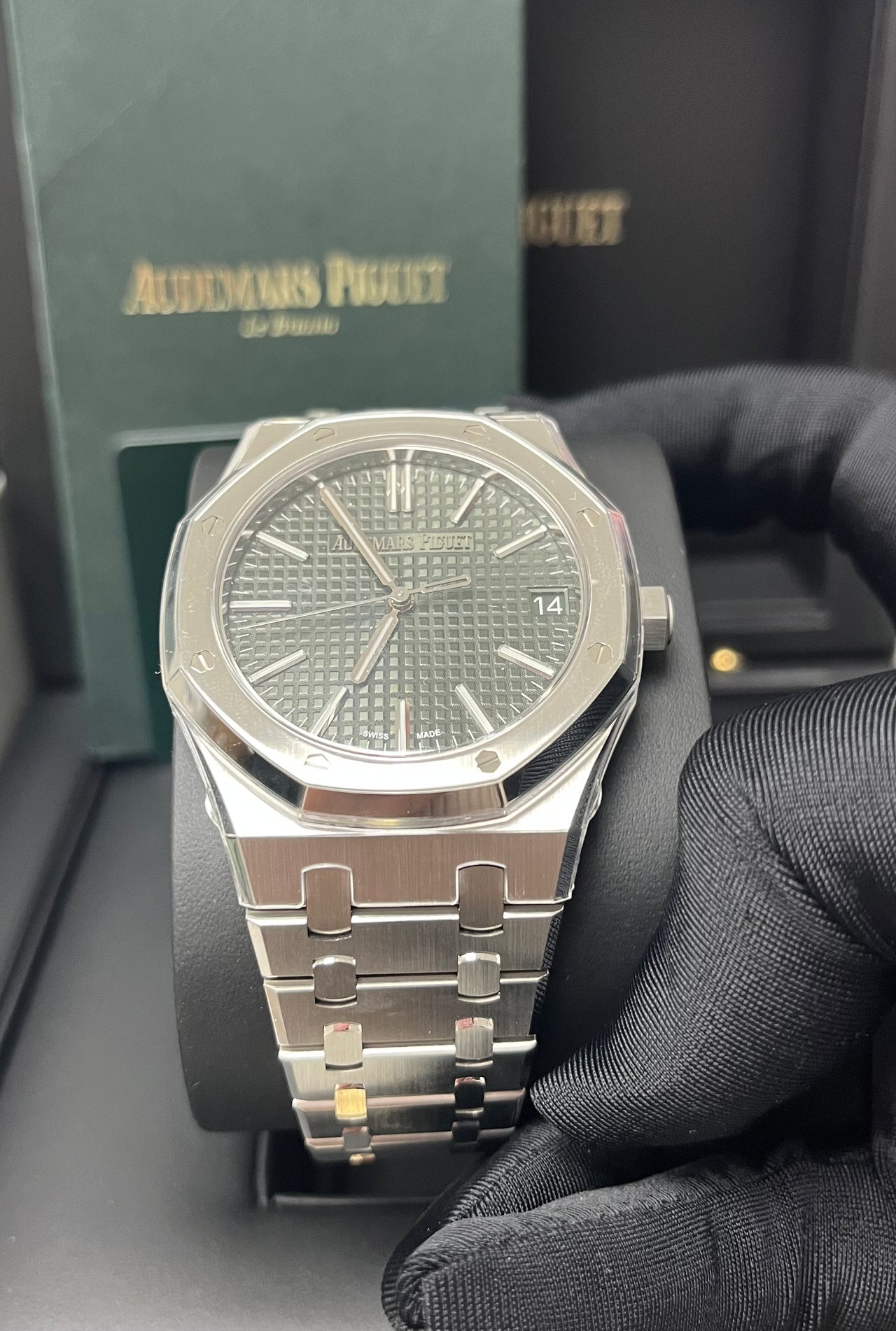 Audemars Piguet Royal Oak Selfwinding 41 mm Stainless Steel Green Dial 15510ST.OO.1320ST.09