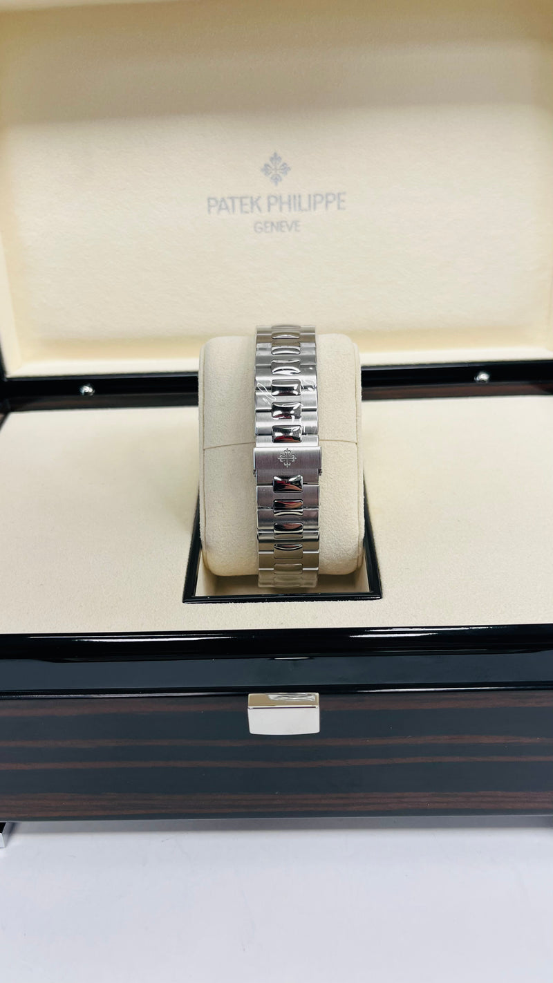 Patek philippe nautilus calendar deals
