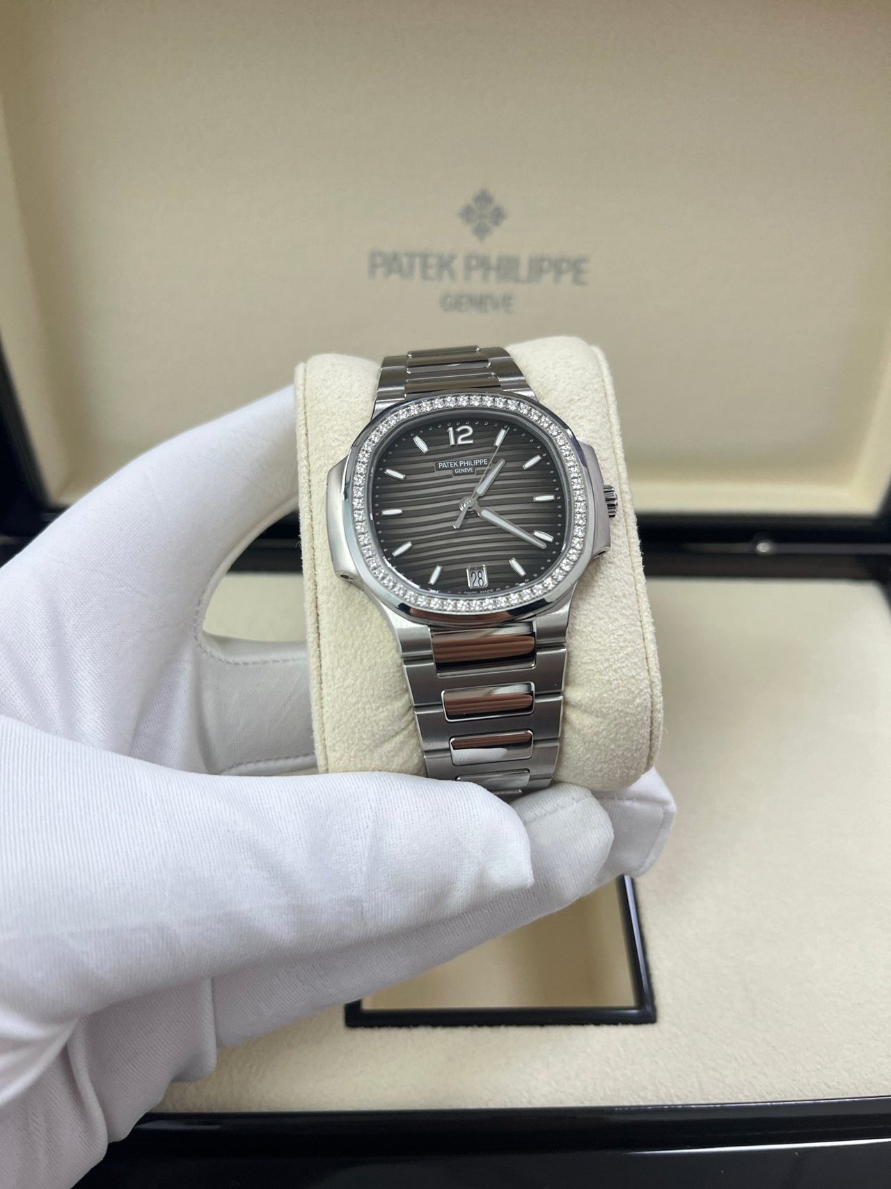 Patek Philippe Nautilus Ladies 35.2mm 7118/1200A-011 - WatchesOff5th