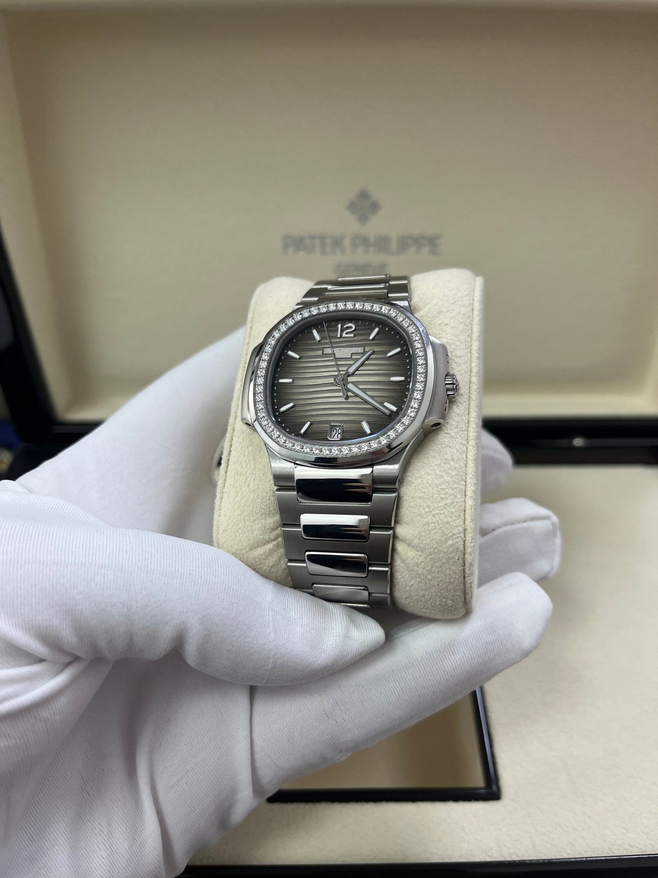 Patek Philippe Nautilus Ladies 35.2mm 7118/1200A-011 - WatchesOff5th