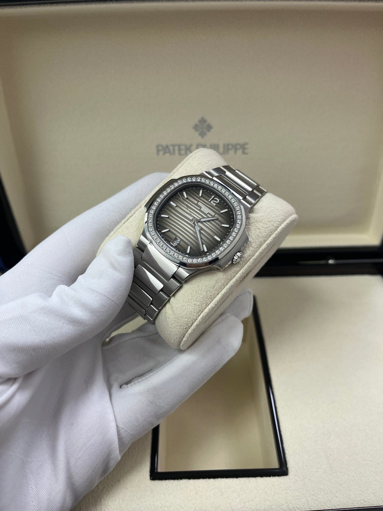 Patek Philippe Nautilus Ladies 35.2mm 7118/1200A-011 - WatchesOff5th