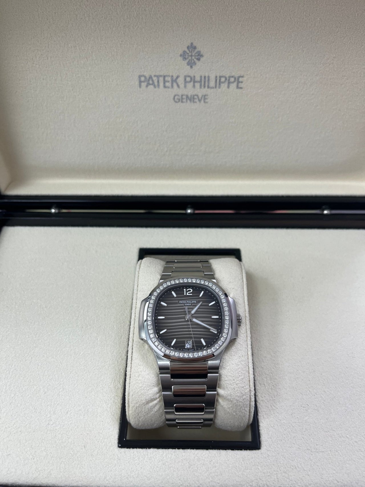 Patek Philippe Nautilus Ladies 35.2mm 7118/1200A-011 - WatchesOff5th