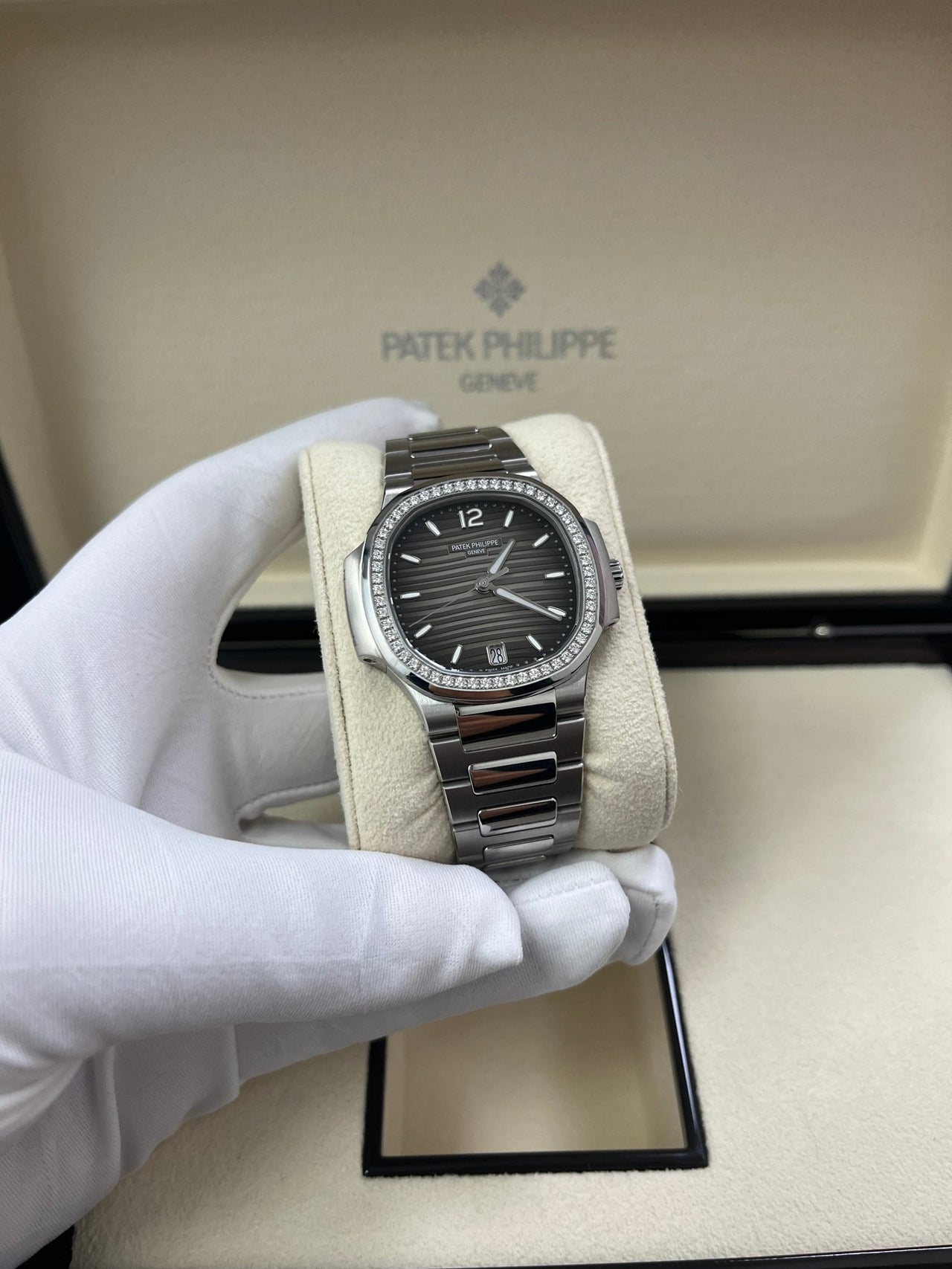 Patek Philippe Nautilus Ladies 35.2mm 7118/1200A-011 - WatchesOff5th