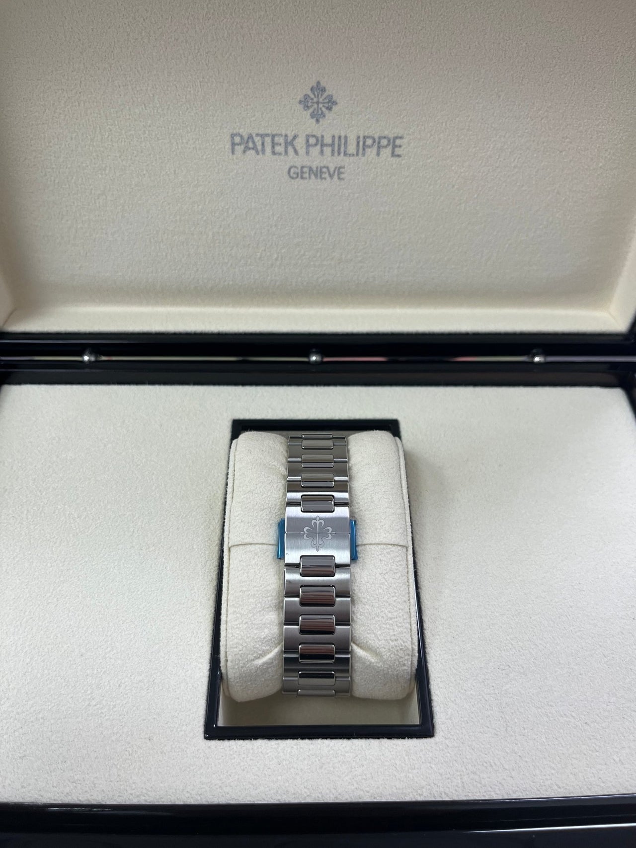 Patek Philippe Nautilus Ladies 35.2mm 7118/1200A-011 - WatchesOff5th